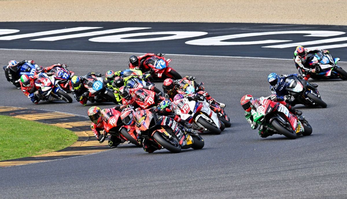 Michele Pirro lidera al comienzo de la carrera
