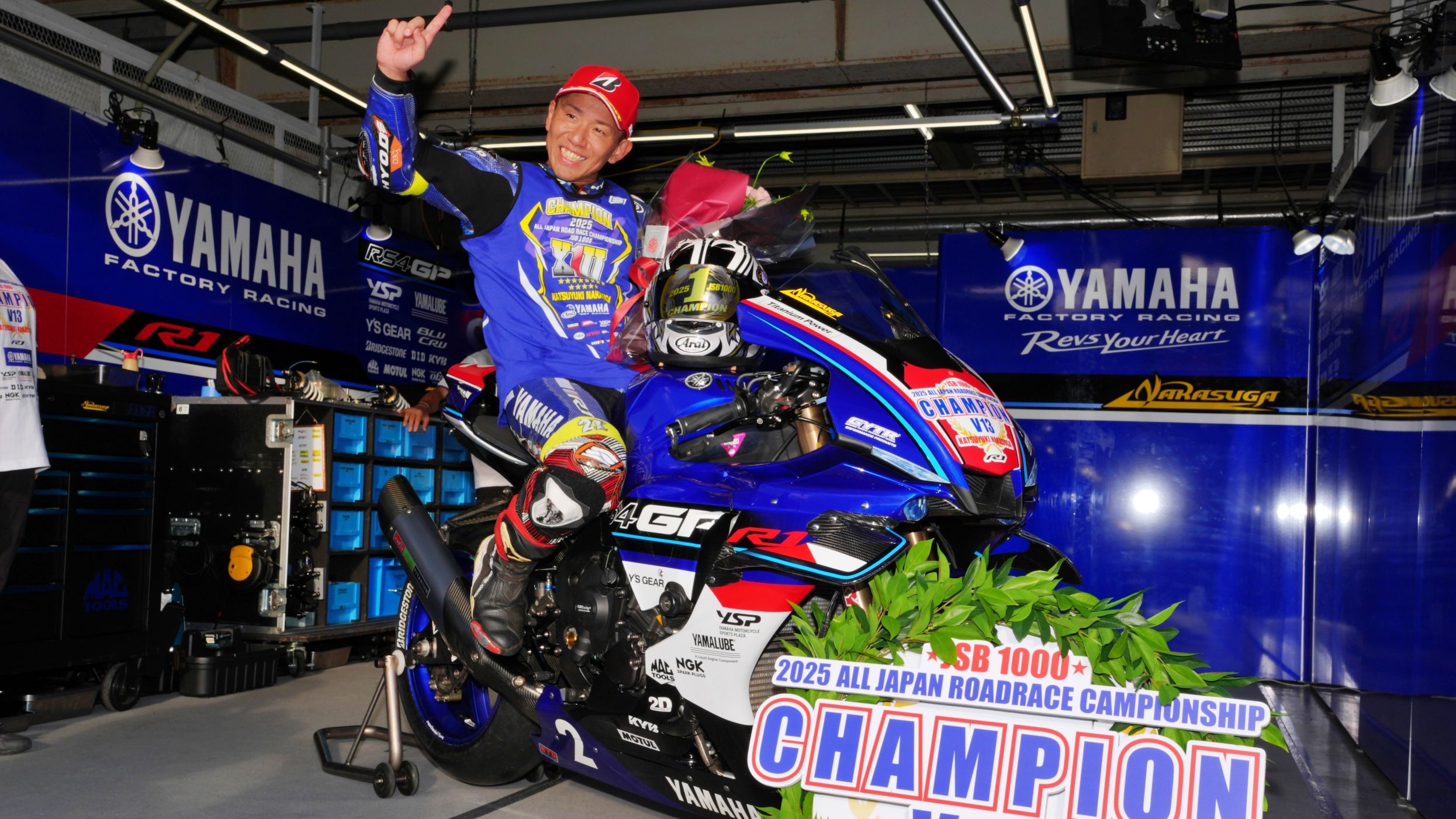 Katsuyuki Nakasuga celebra su décimo tercer título del All Japan Superbike 