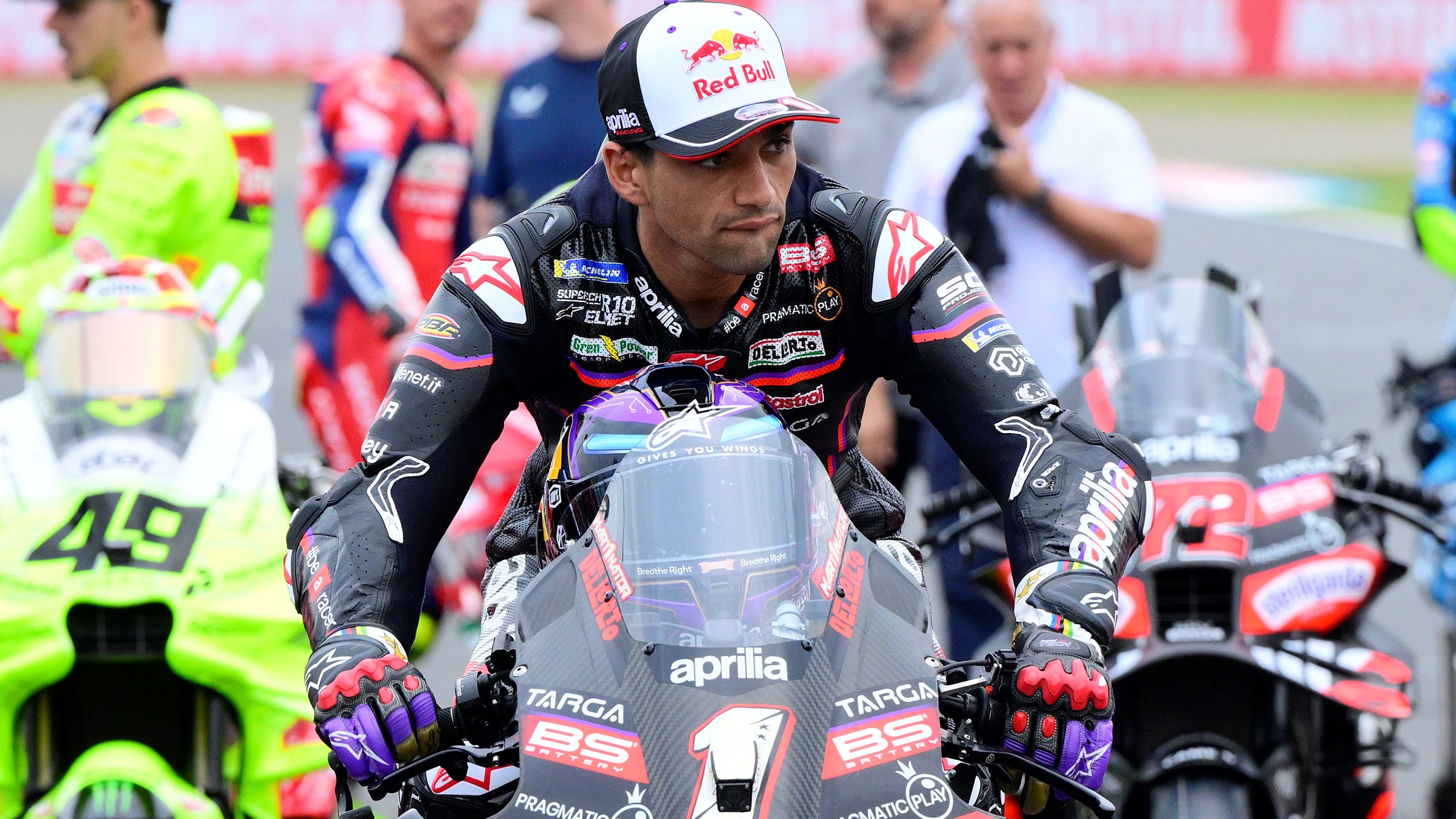 Jorge Martín en su Aprilia durante la foto grupal en Japón