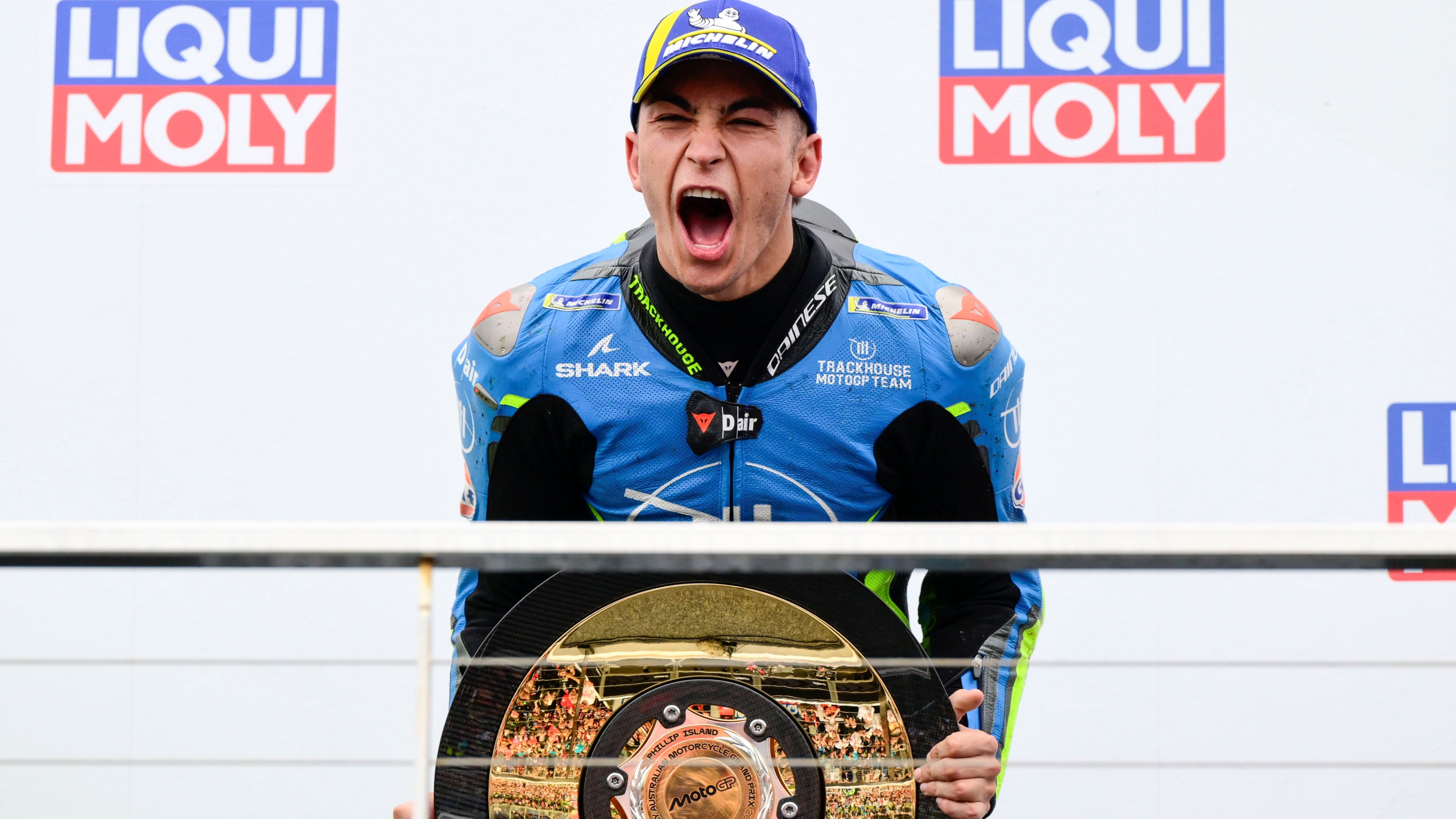 Raúl Fernández celebra en Phillip Island su primera victoria en MotoGP