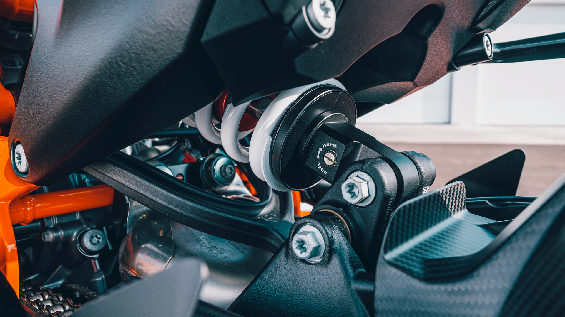 KTM 990 RC R 2026 Detalles (4)