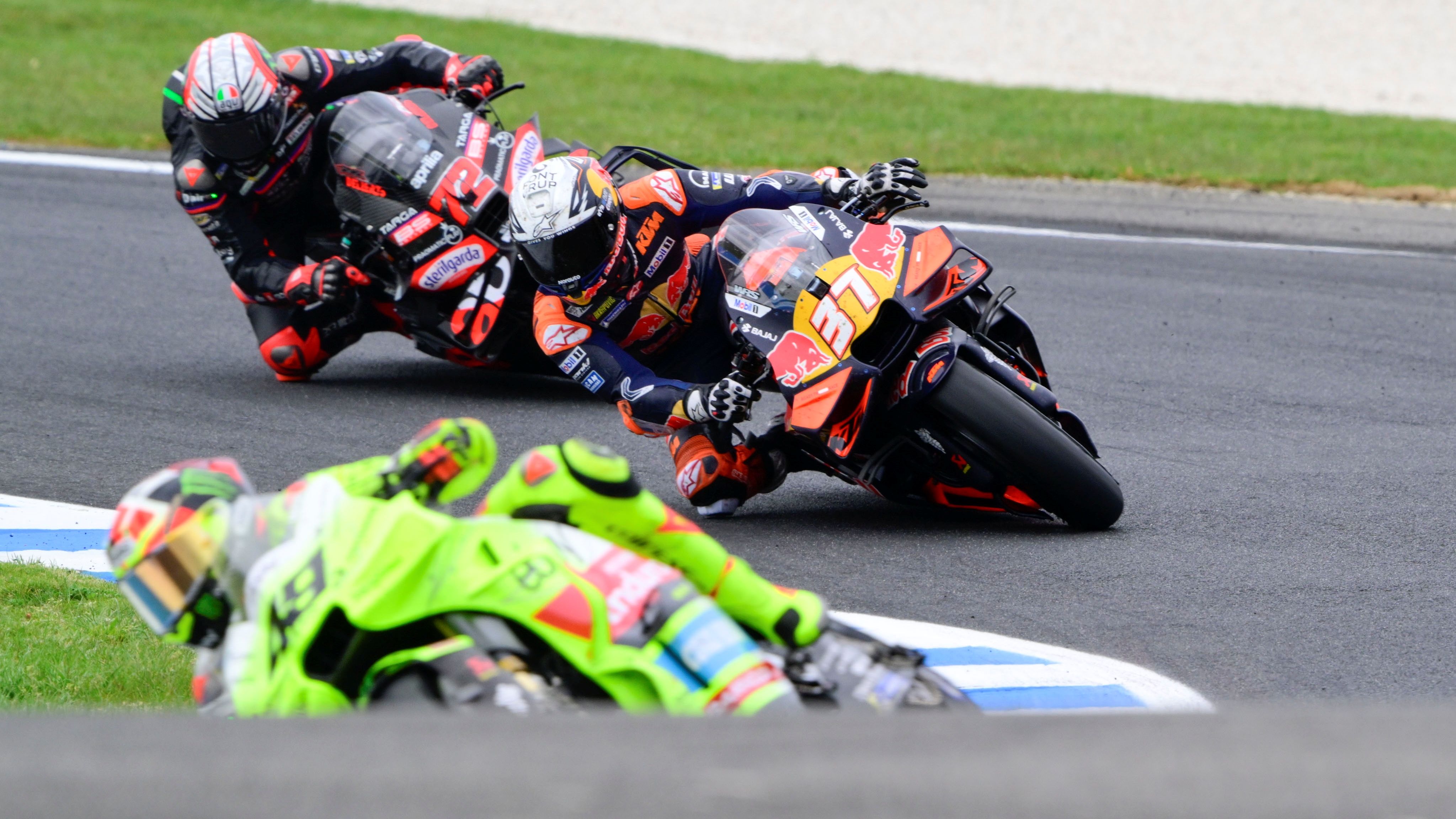 Fabio Di Giannantonio se escapa de Pedro Acosta y Marco Bezzecchi, MotoGP Australia 2025