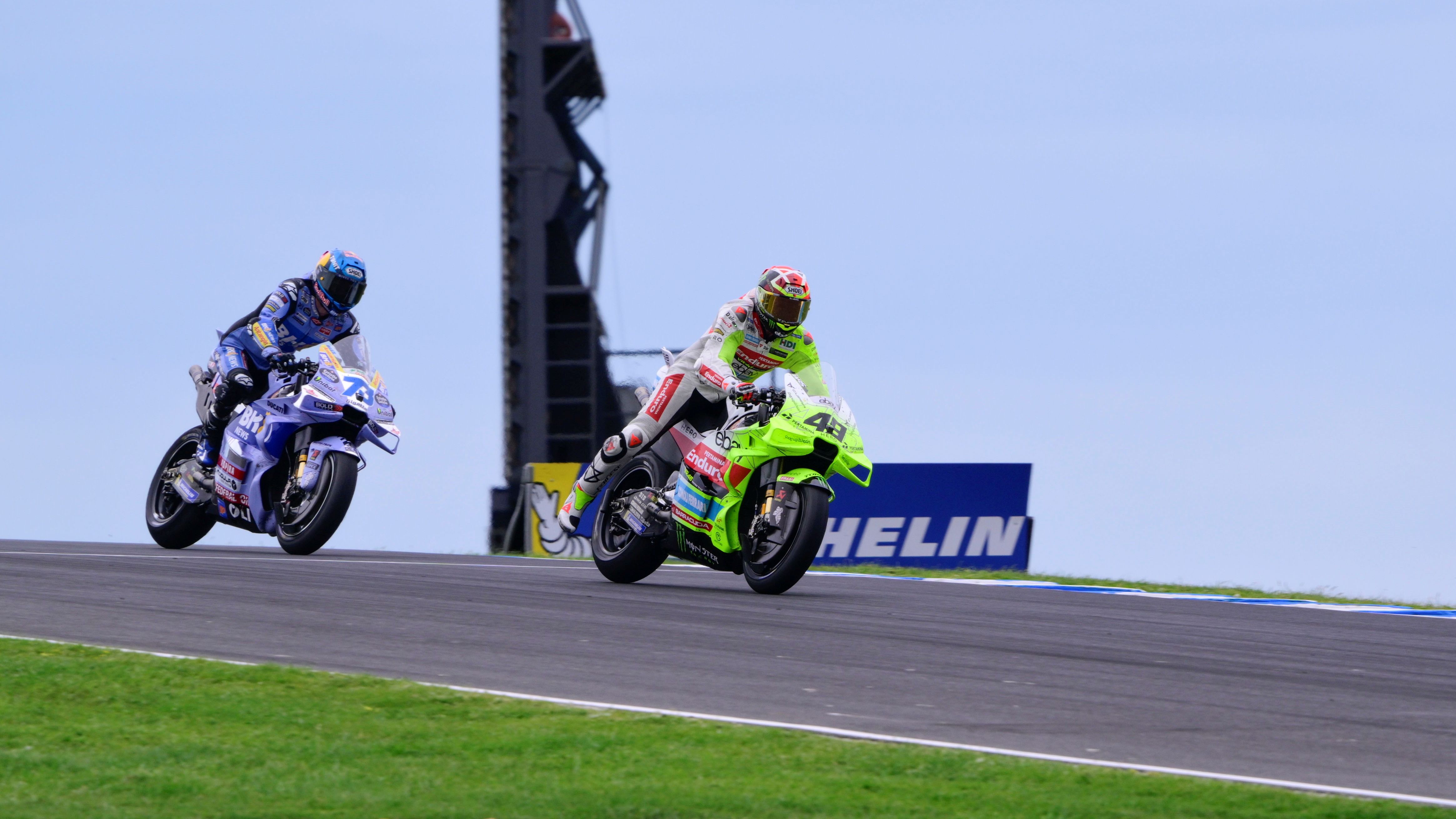 Fabio Di Giannantonio seguido por Álex Márquez, MotoGP Australia 2025