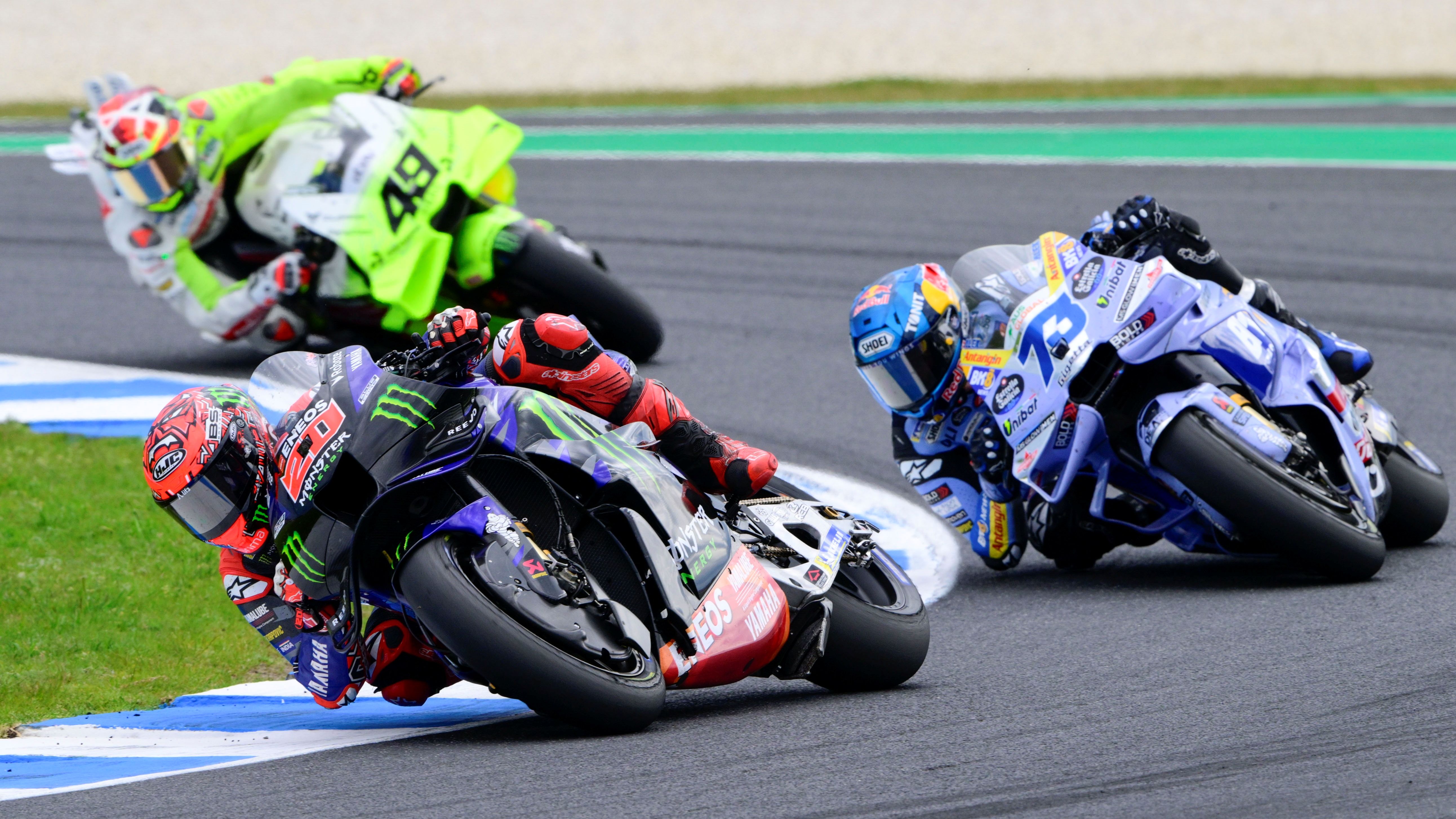 Fabio Quartararo acechado por Álex Márquez y Fabio Di Giannantonio, MotoGP Australia 2025