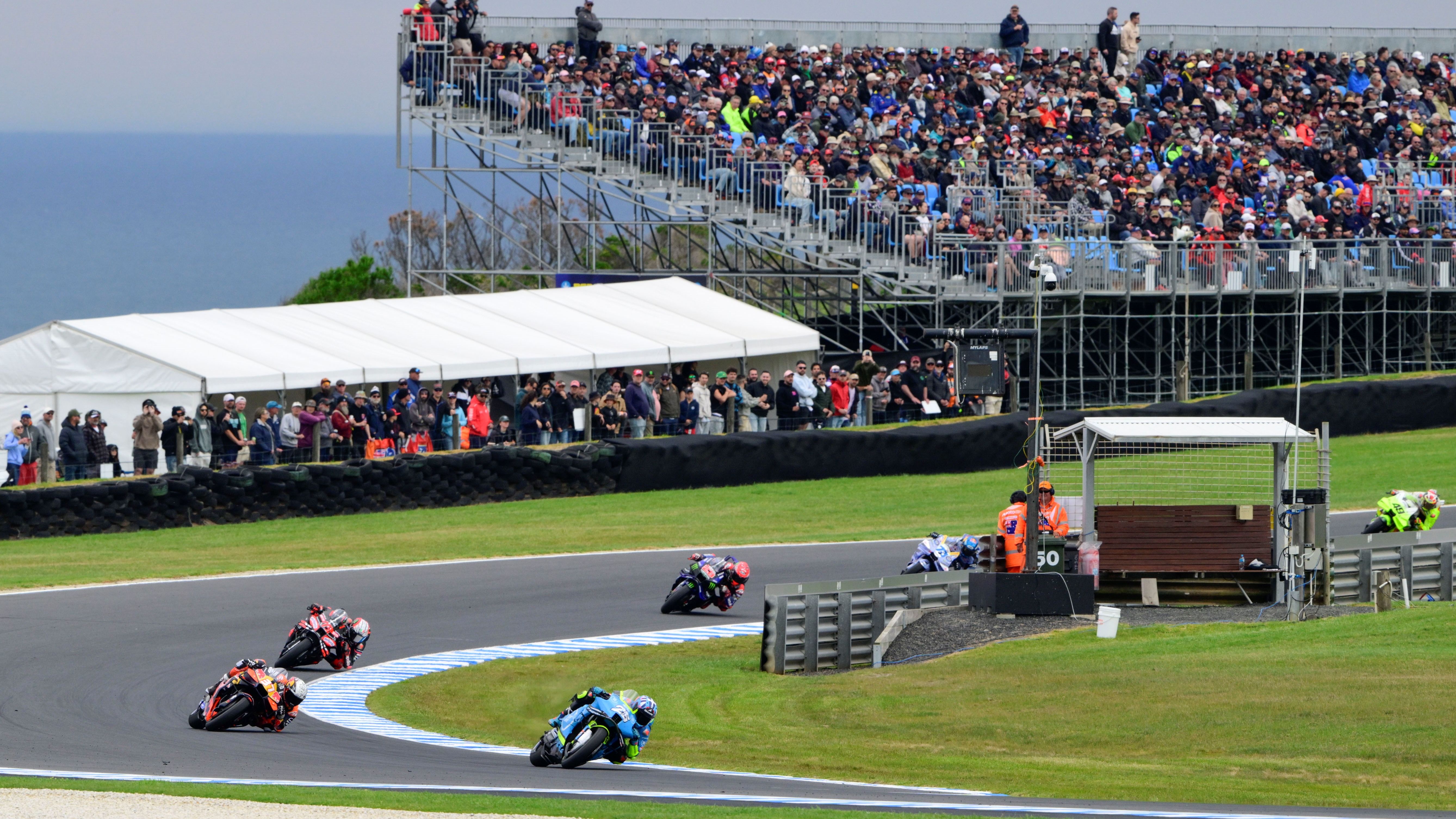 Raúl Fernández se va de Pedro Acosta, Marco Bezzecchi, Fabio Quartararo y Álex Márquez, MotoGP Australia 2025