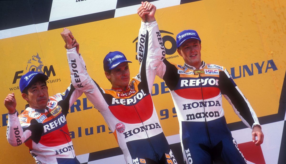 Álex Crivillé, Tadayuki Okada y Sete Gibernau en el triplete del Repsol Honda en Catalunya 1999 Álex Crivillé, Tadayuki Okada y Sete Gibernau en el triplete del Repsol Honda en Catalunya 1999