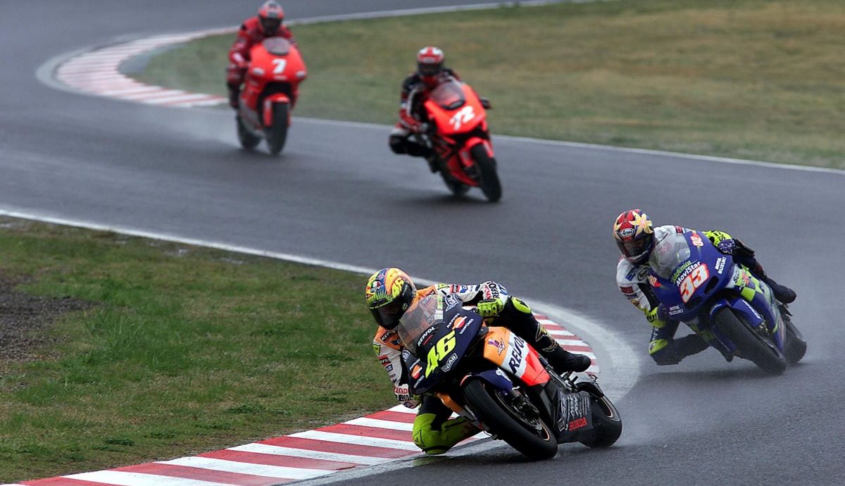 Valentino Rossi se impuso a Akira Ryo en Suzuka 2002