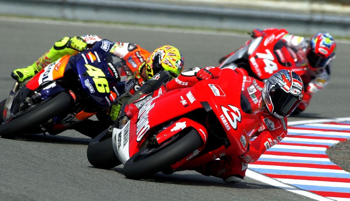 Max Biaggi por delante de Valentino Rossi y Daijiro Kato en Brno 2002