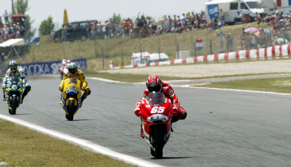 Loris Capirossi aprovechó la coyuntura para ganar con Ducati en Catalunya 2003