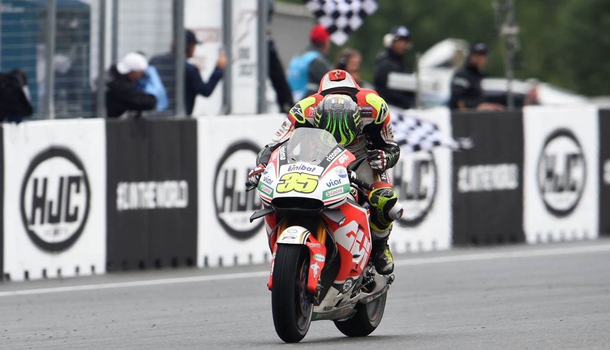 Cal Crutchlow se la jugó en Brno 2016 y acabó logrando la primera victoria del LCR en MotoGP