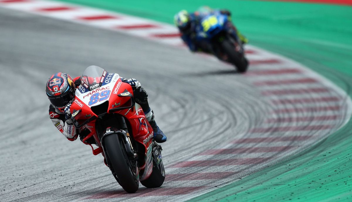 Jorge Martín se va de Joan Mir rumbo a conseguir el primer triunfo de Pramac en MotoGP en Estiria 2021