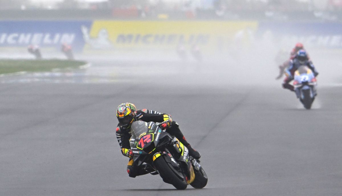 Marco Bezzecchi se va de Álex Márquez en el agua de Argentina 2023 rumbo a la primera victoria del VR46 en MotoGP