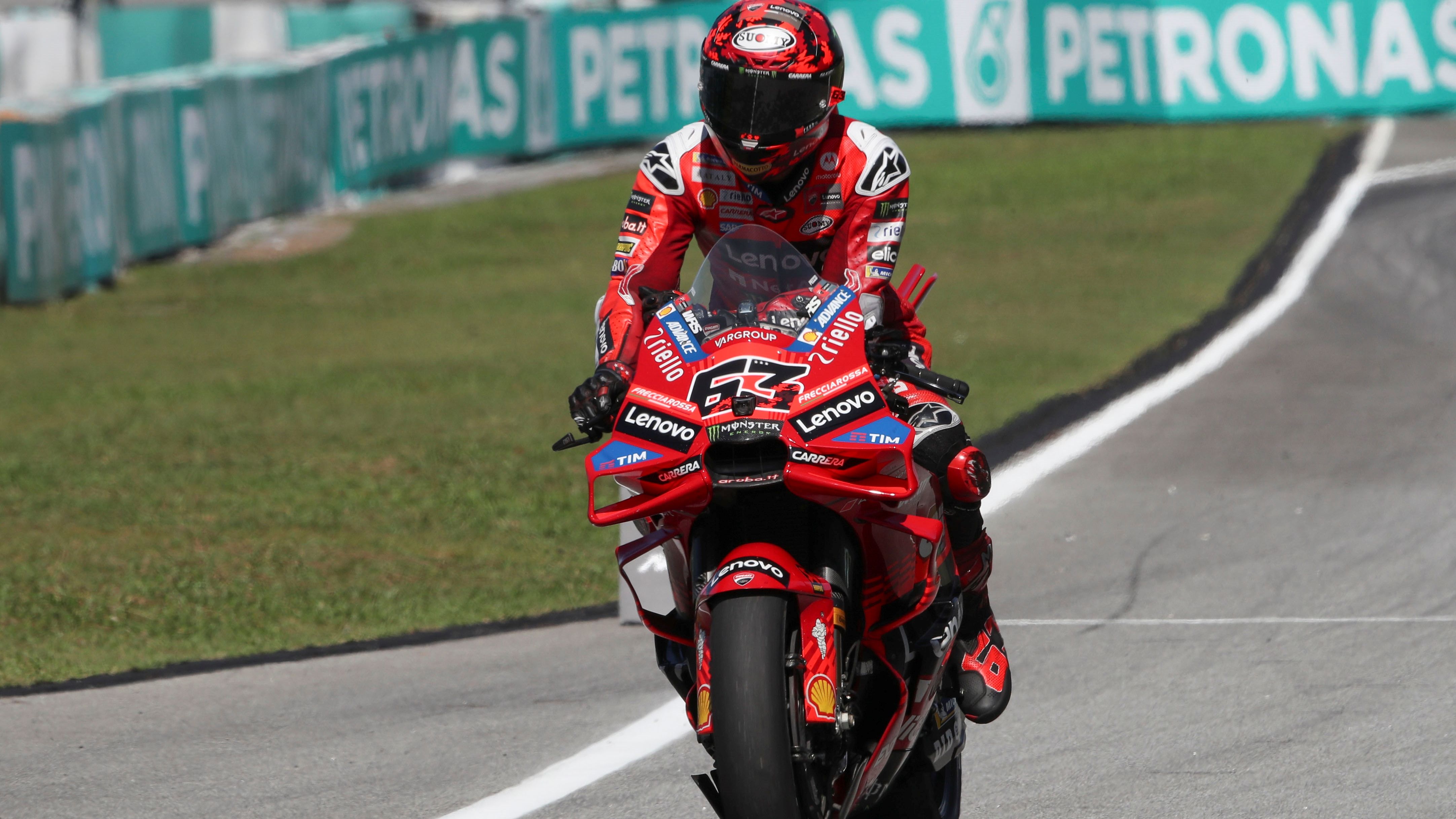 Pecco Bagnaia ha abandonado en Sepang por un pinchazo Pecco Bagnaia ha abandonado en Sepang por un pinchazo