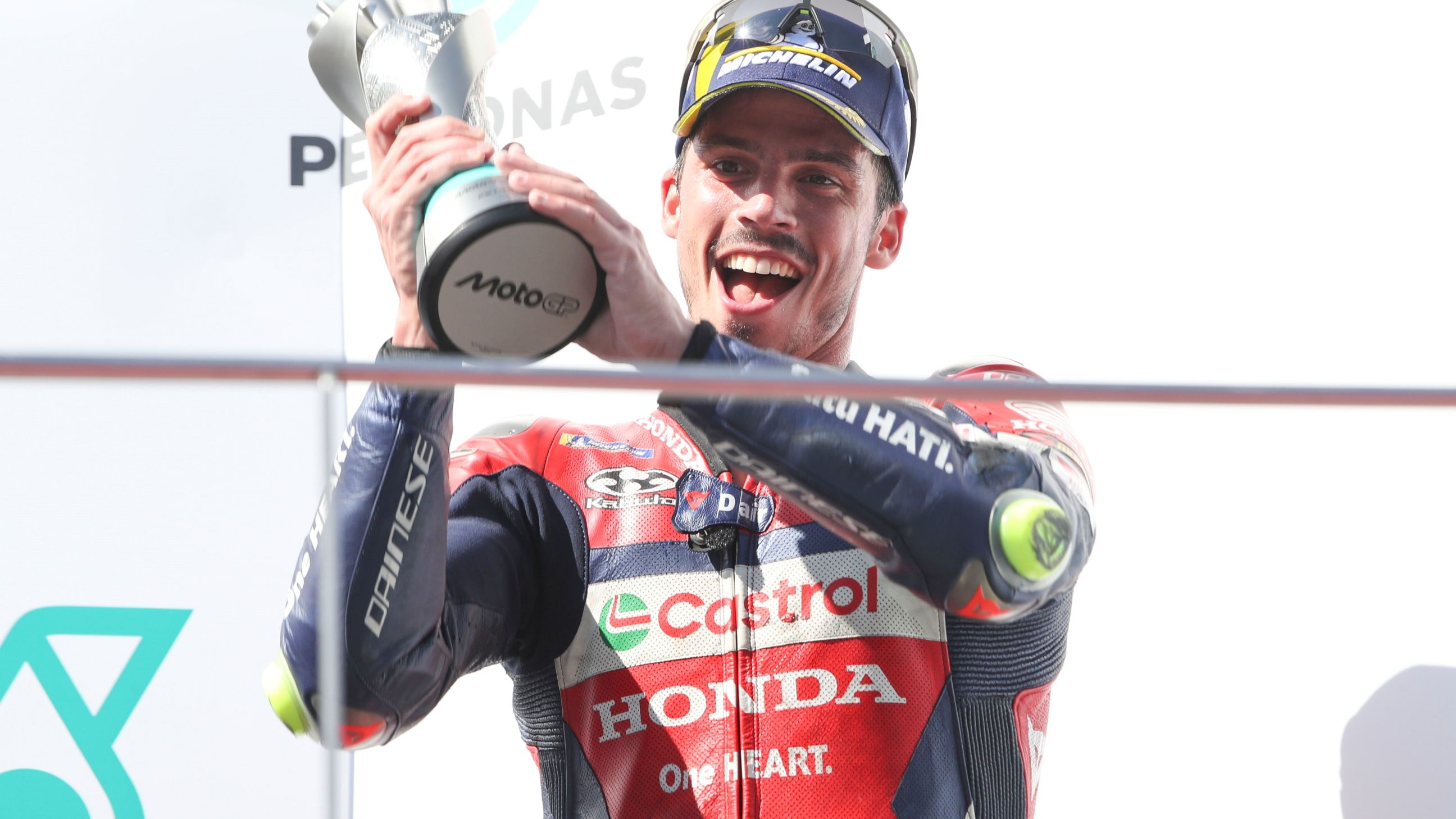 Joan Mir celebra su podio en el GP de Malasia