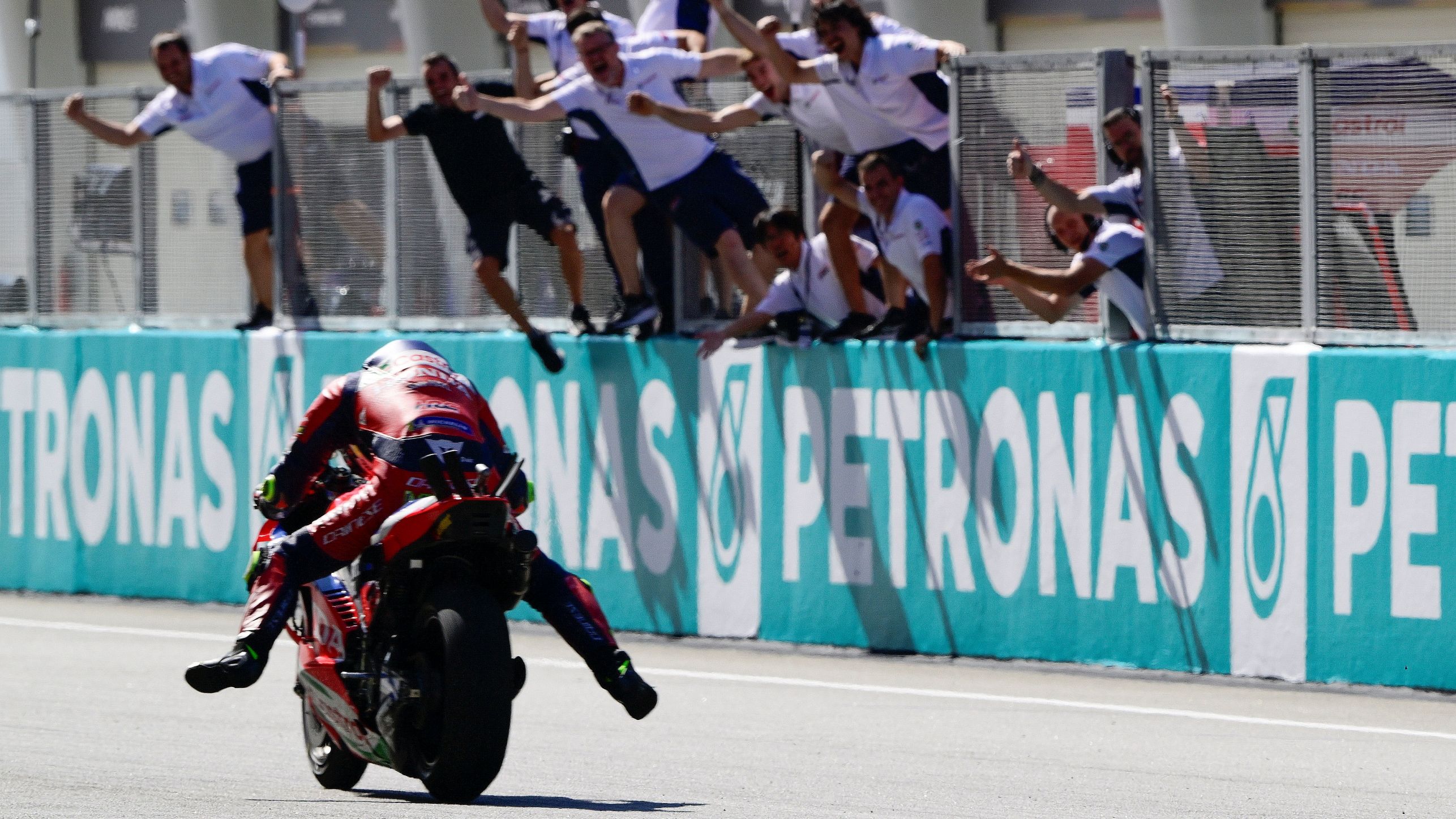 Joan Mir festeja su podio con el equipo Honda HRC Castrol, MotoGP Malasia 2025