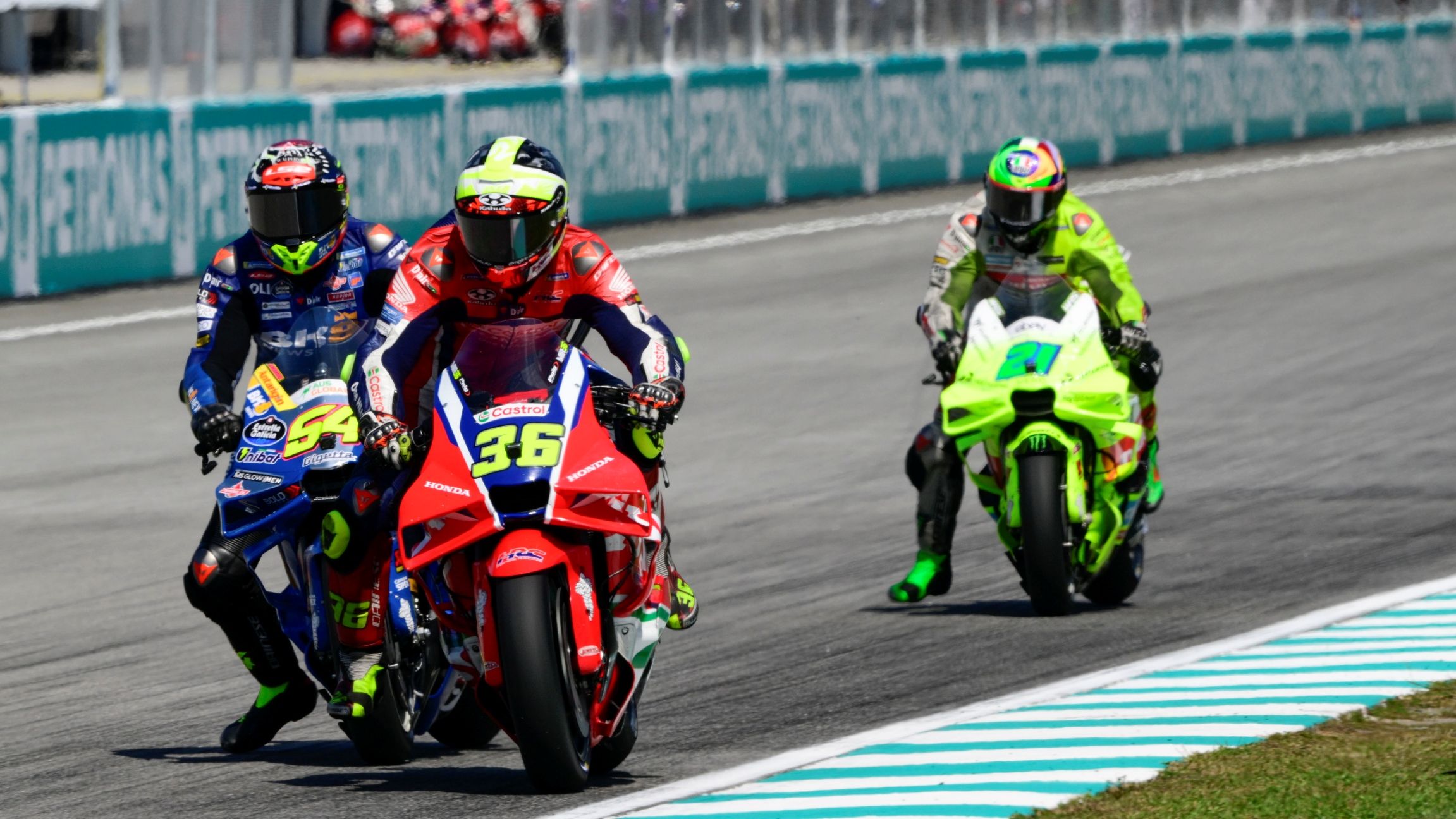 Joan Mir y Fermín Aldeguer frenando en presencia de Franco Morbidelli, MotoGP Malasia 2025