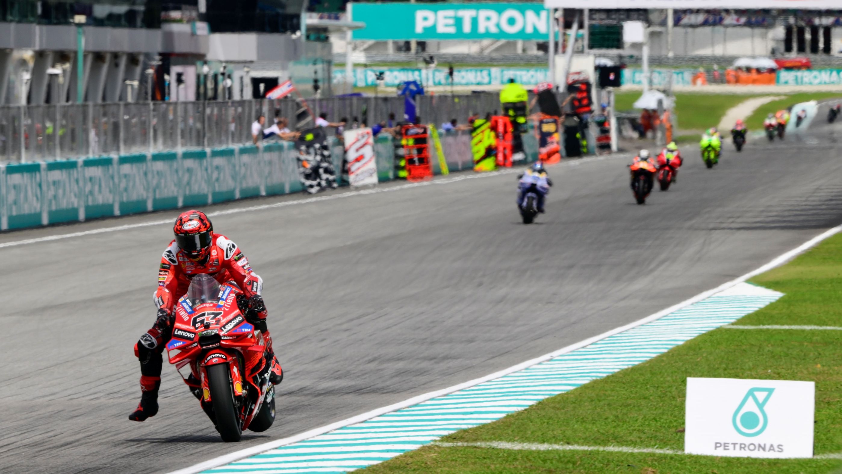 Pecco Bagnaia se pasea en el Sprint, MotoGP Malasia 2025