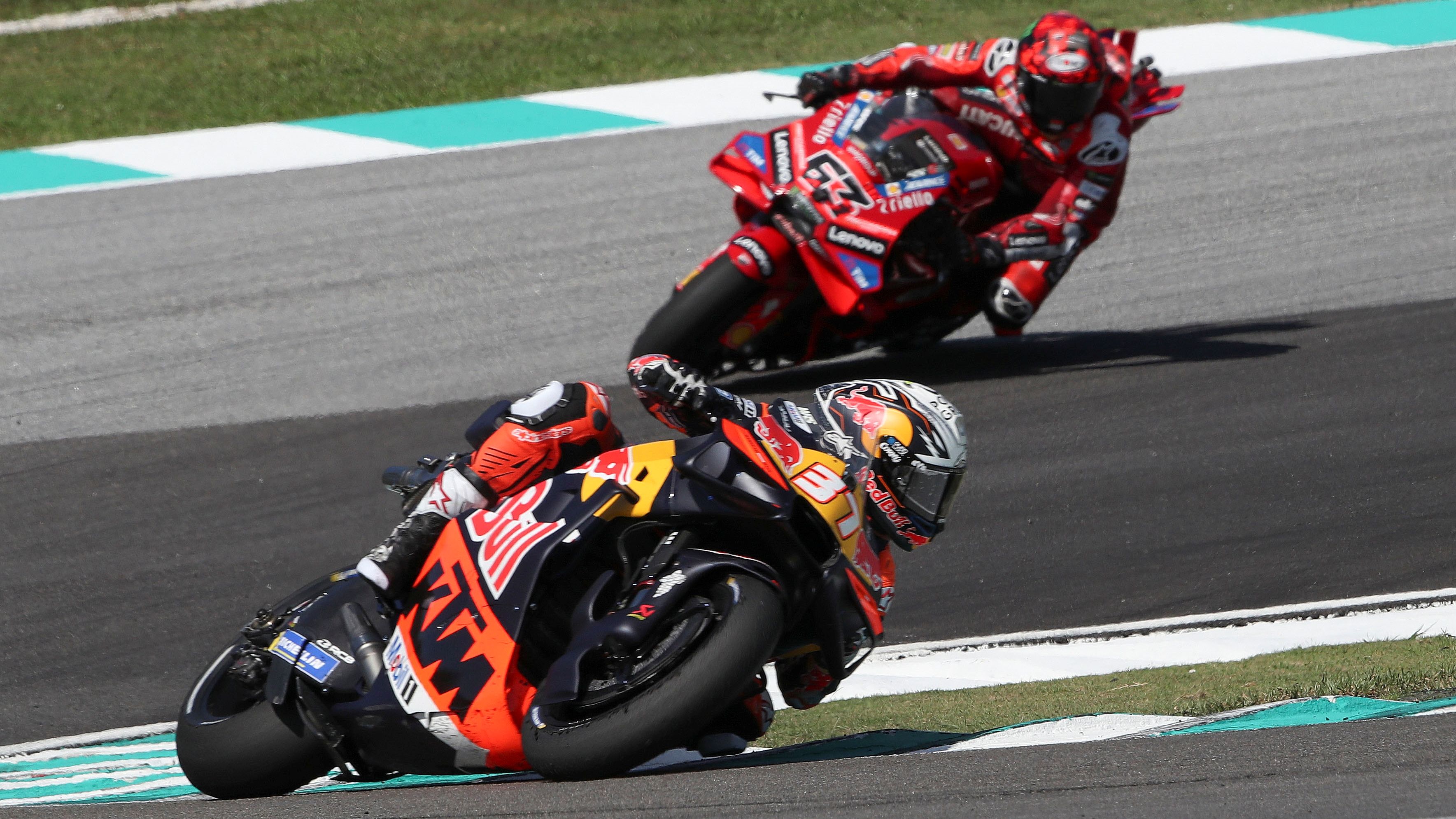 Pedro Acosta perseguido por Pecco Bagnaia, MotoGP Malasia 2025