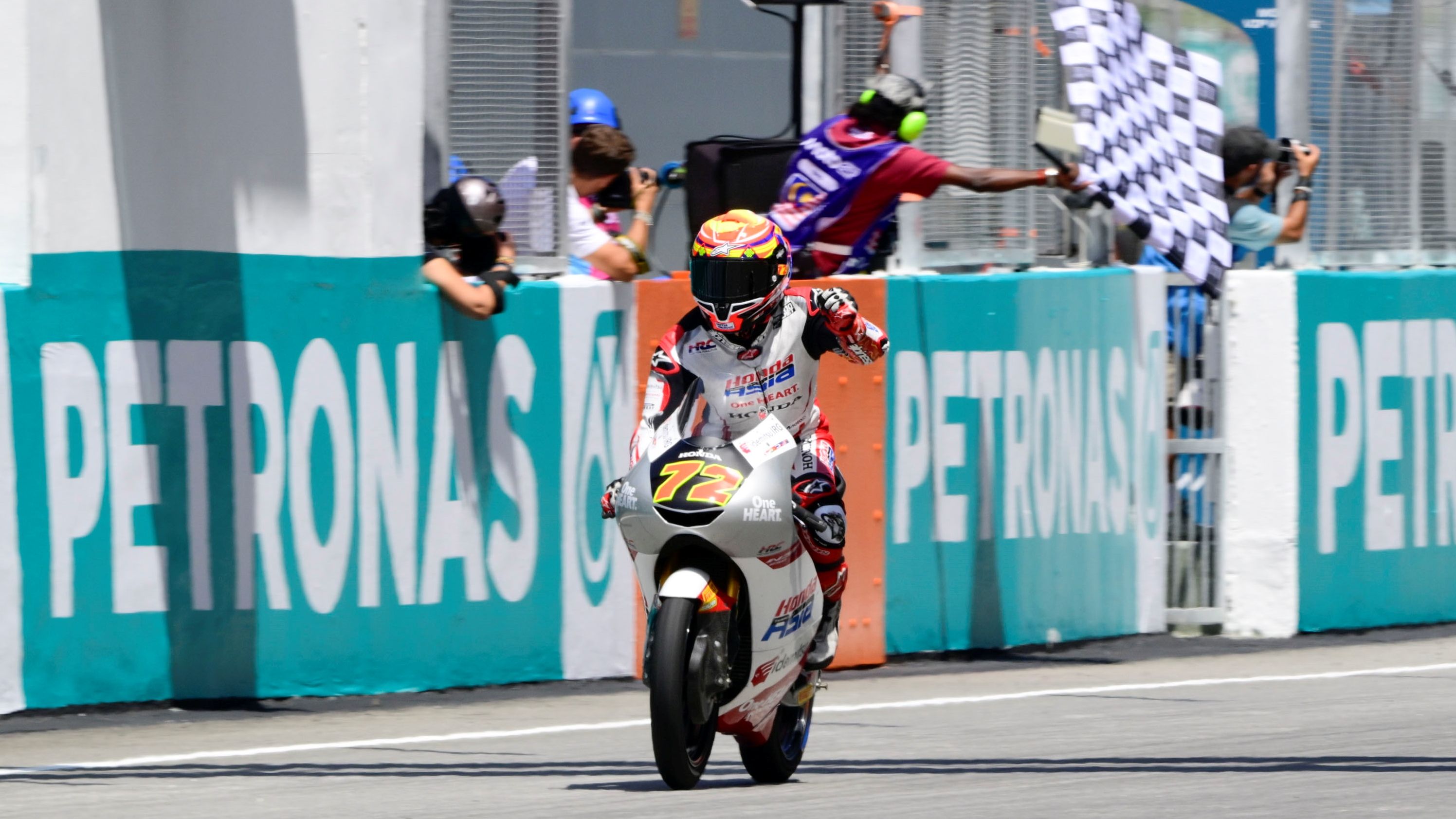 Taiyo Furusato celebra su primera victoria mundialista, Moto3 Malasia 2025