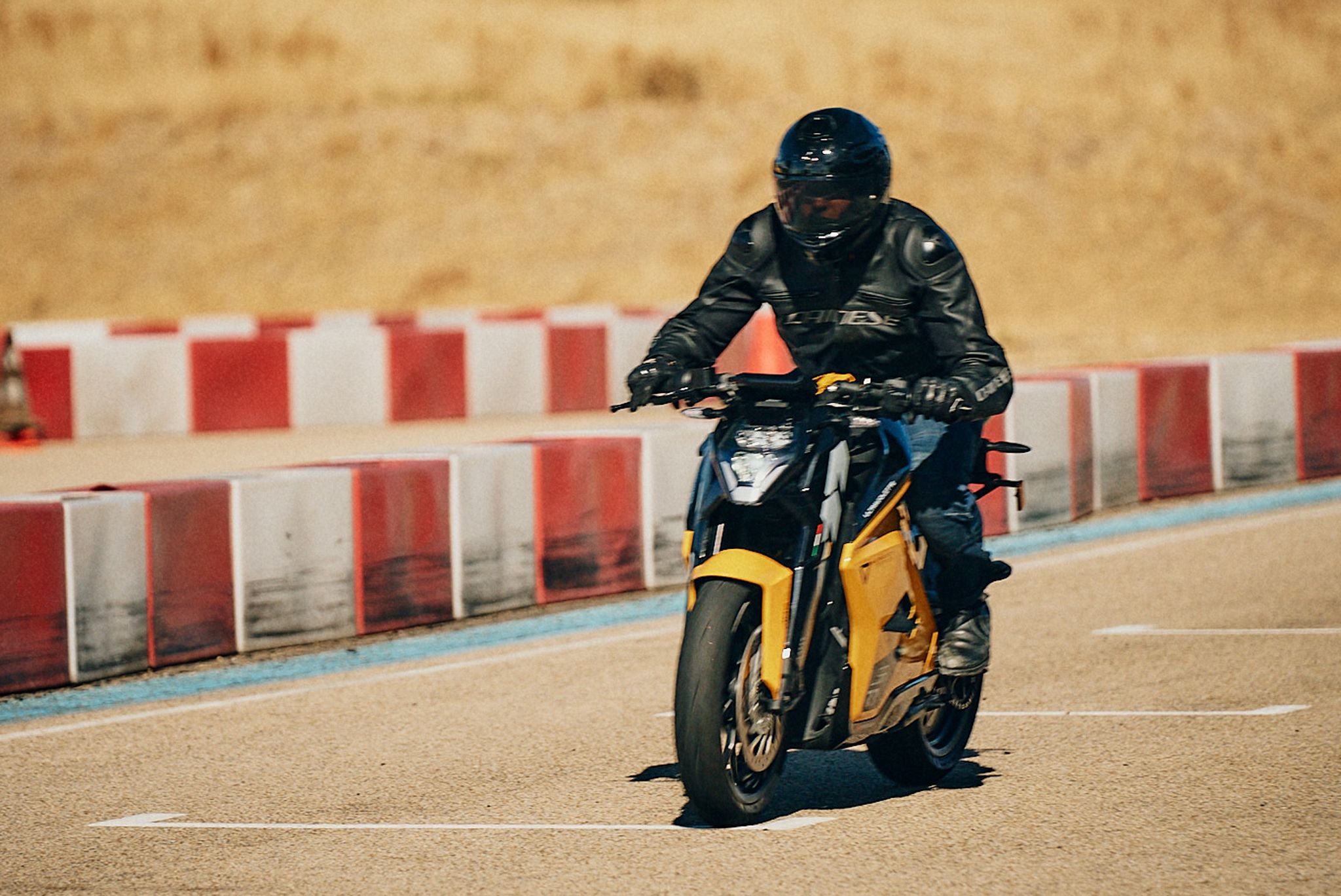 Ultraviolette F77 mach2 accion (1)