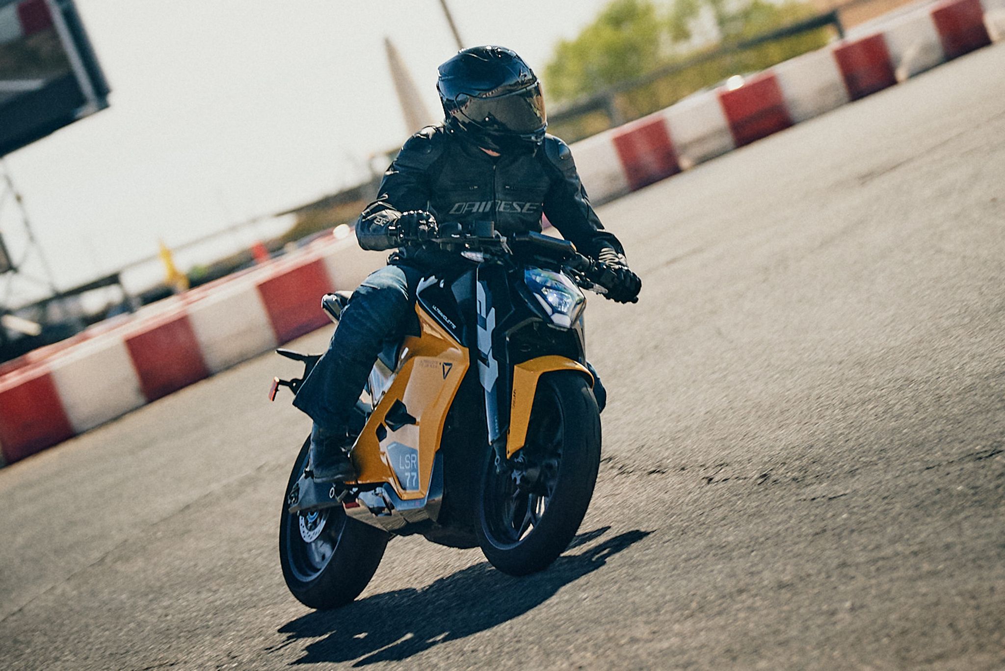 Ultraviolette F77 mach2 accion (2)