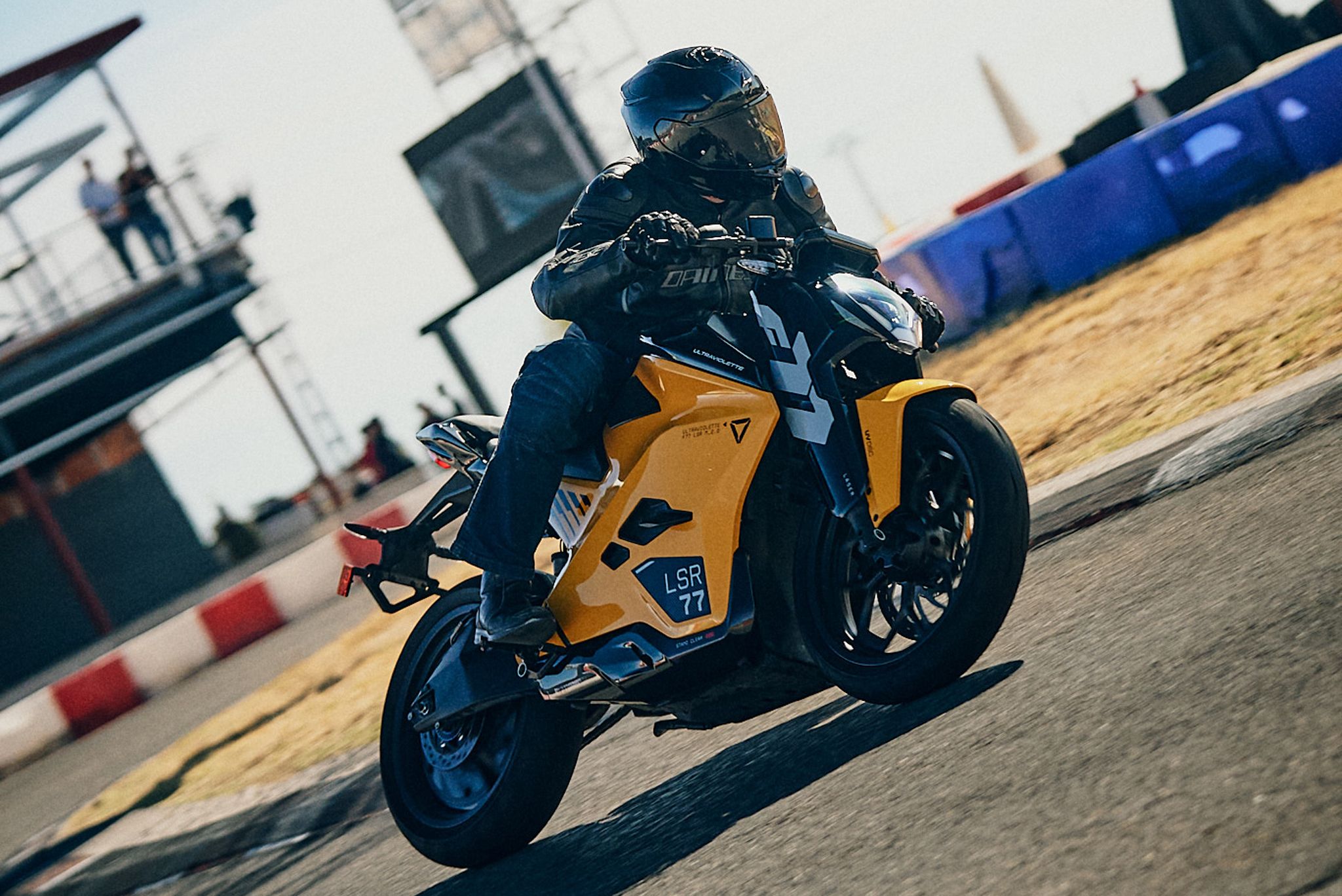 Ultraviolette F77 mach2 accion (3)