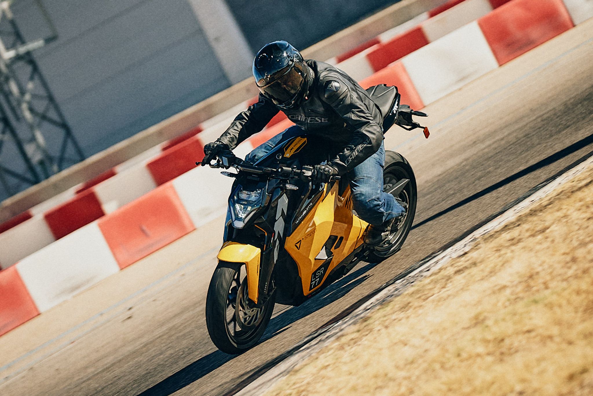 Ultraviolette F77 mach2 accion (4)