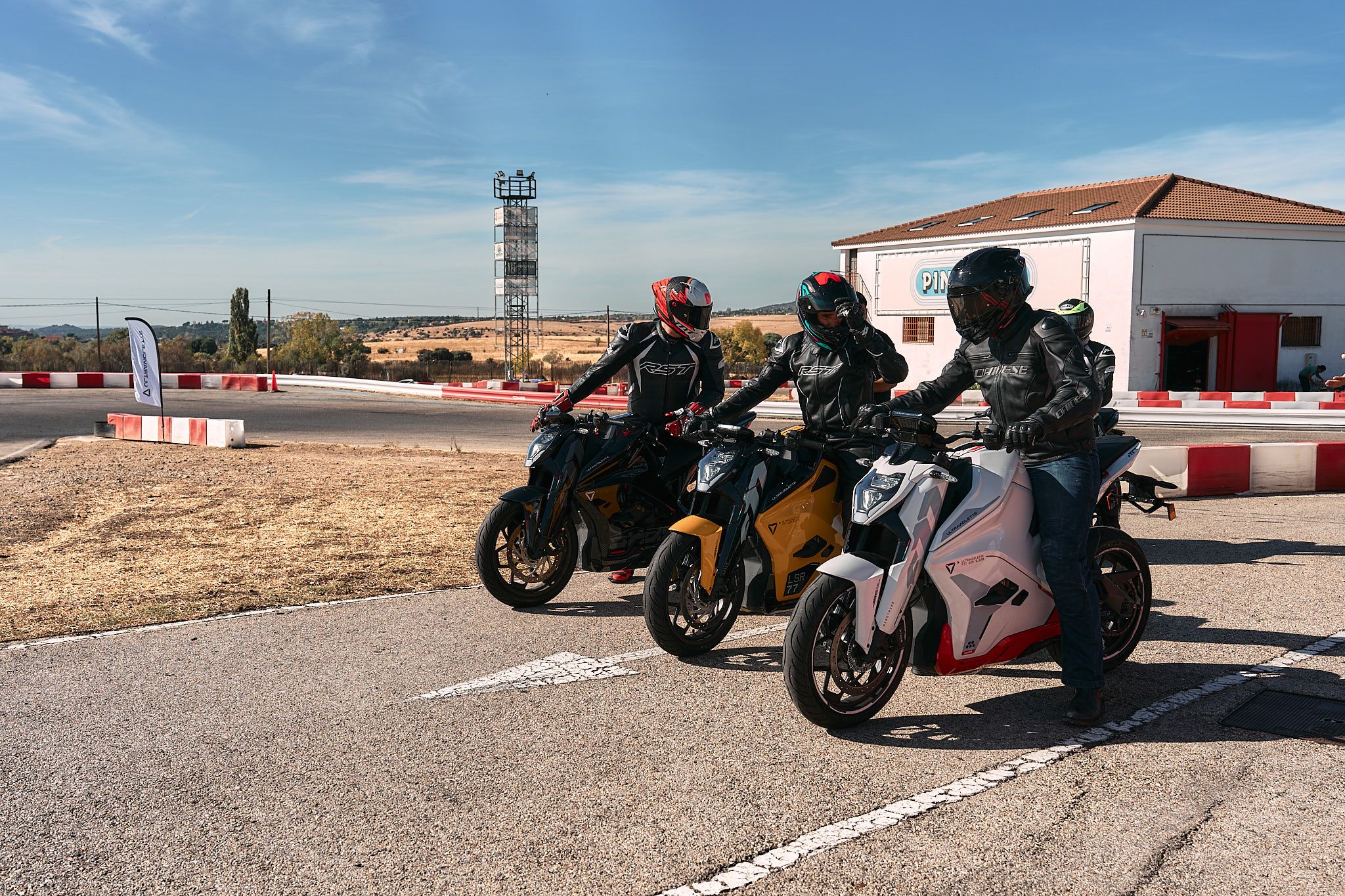 Ultraviolette F77 superstrret accion (14)