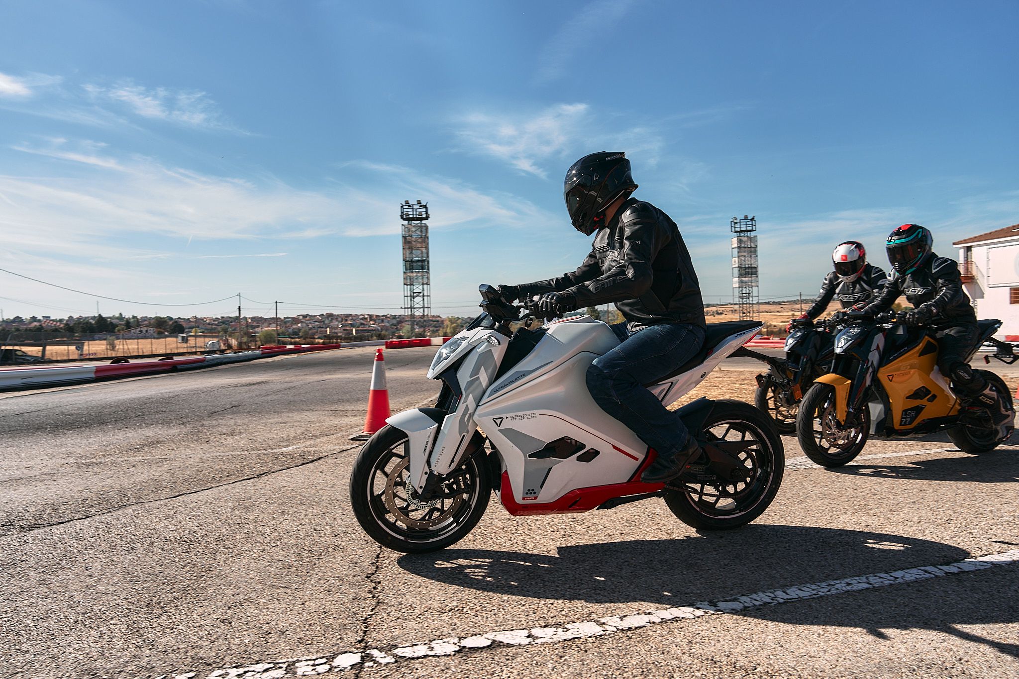 Ultraviolette F77 superstrret accion (15)