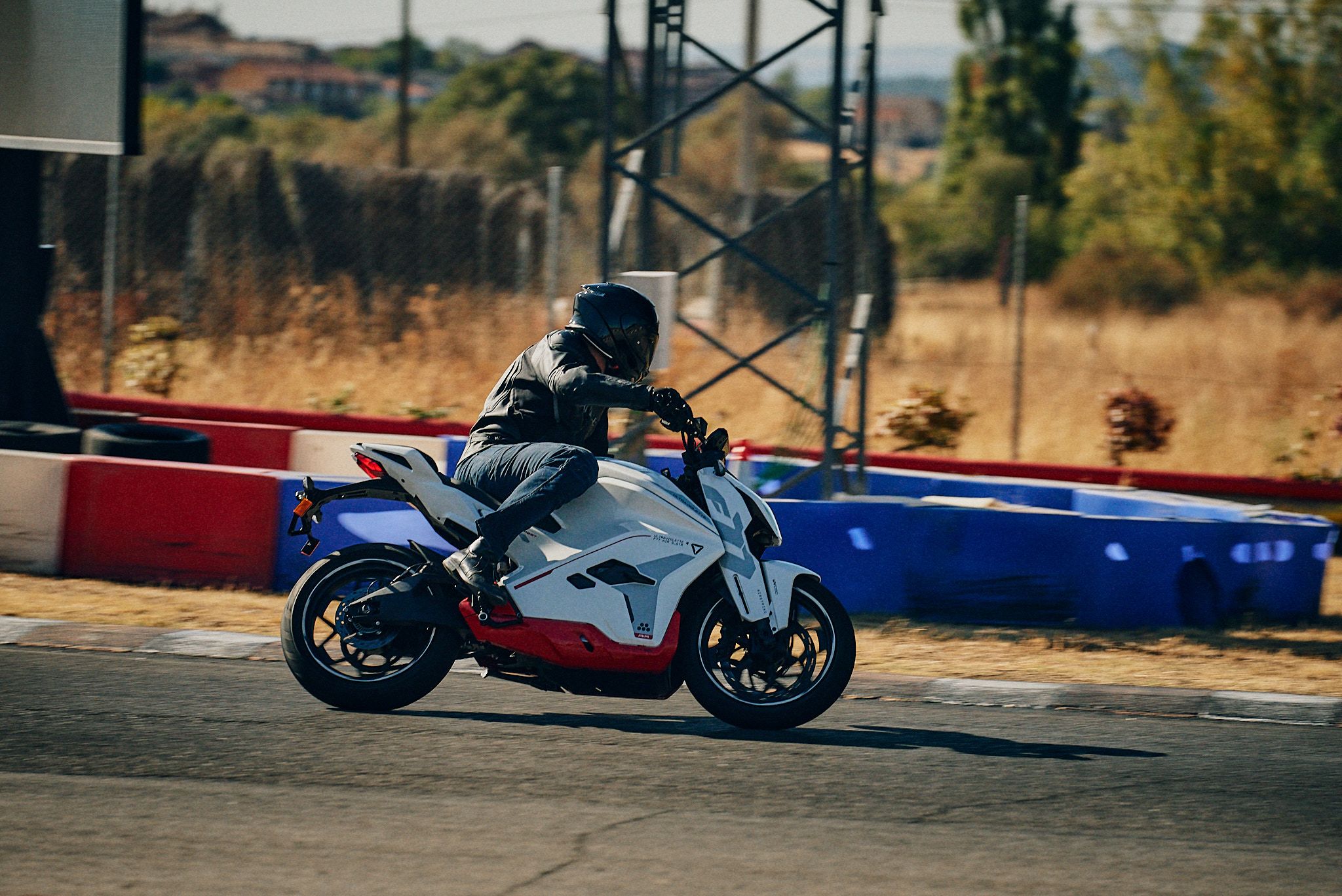 Ultraviolette F77 superstrret accion (16)