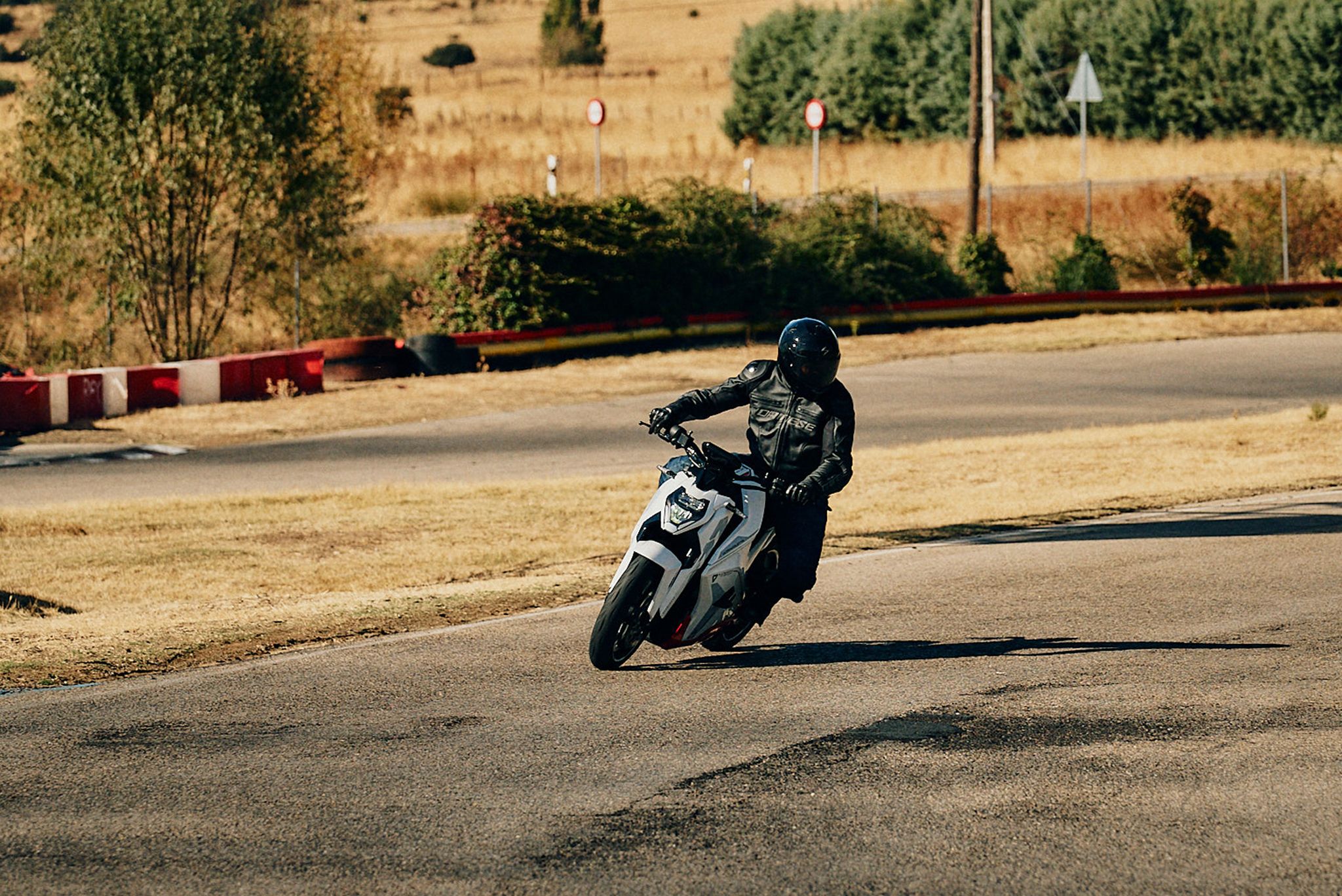 Ultraviolette F77 superstrret accion (17)