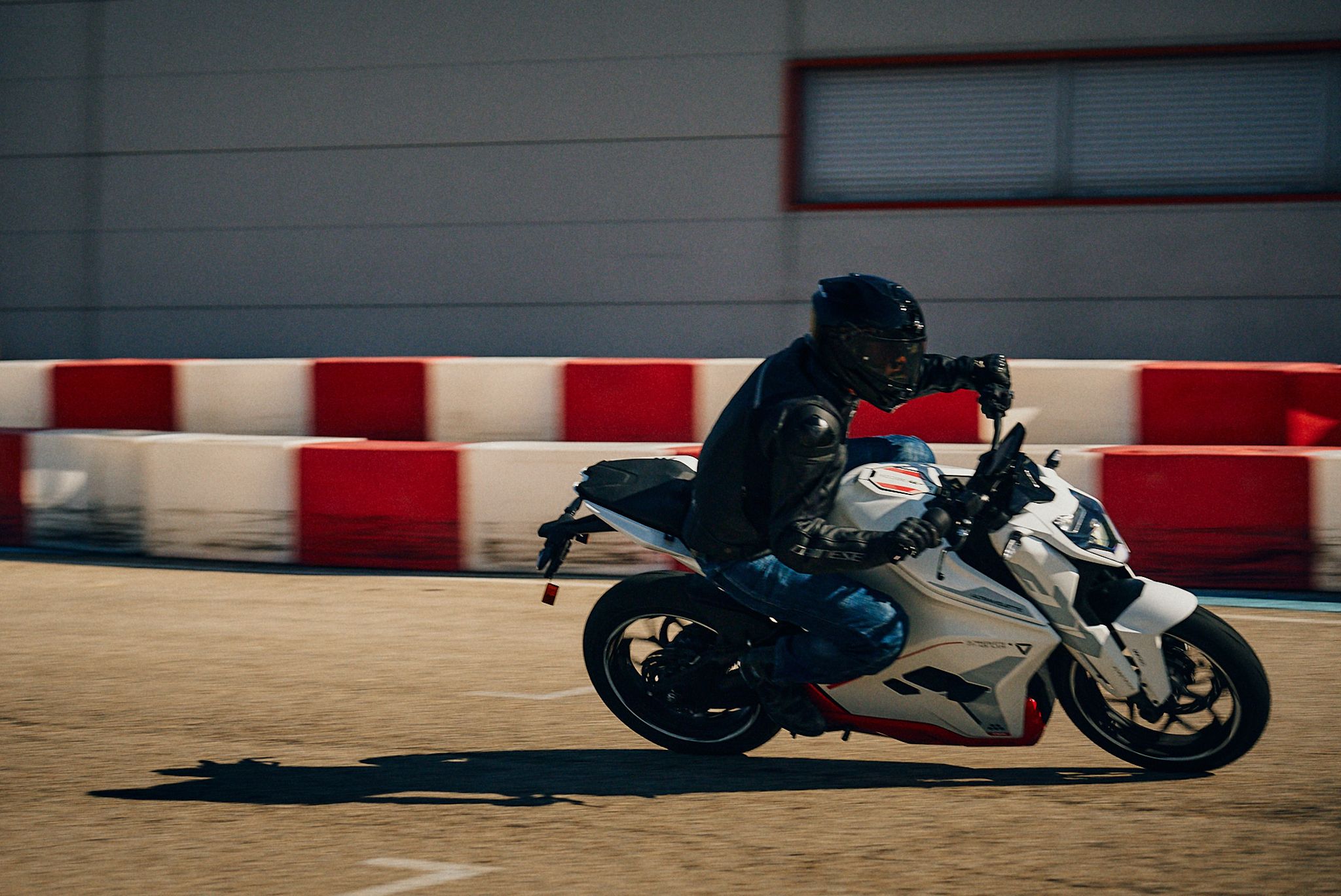 Ultraviolette F77 superstrret accion (18)