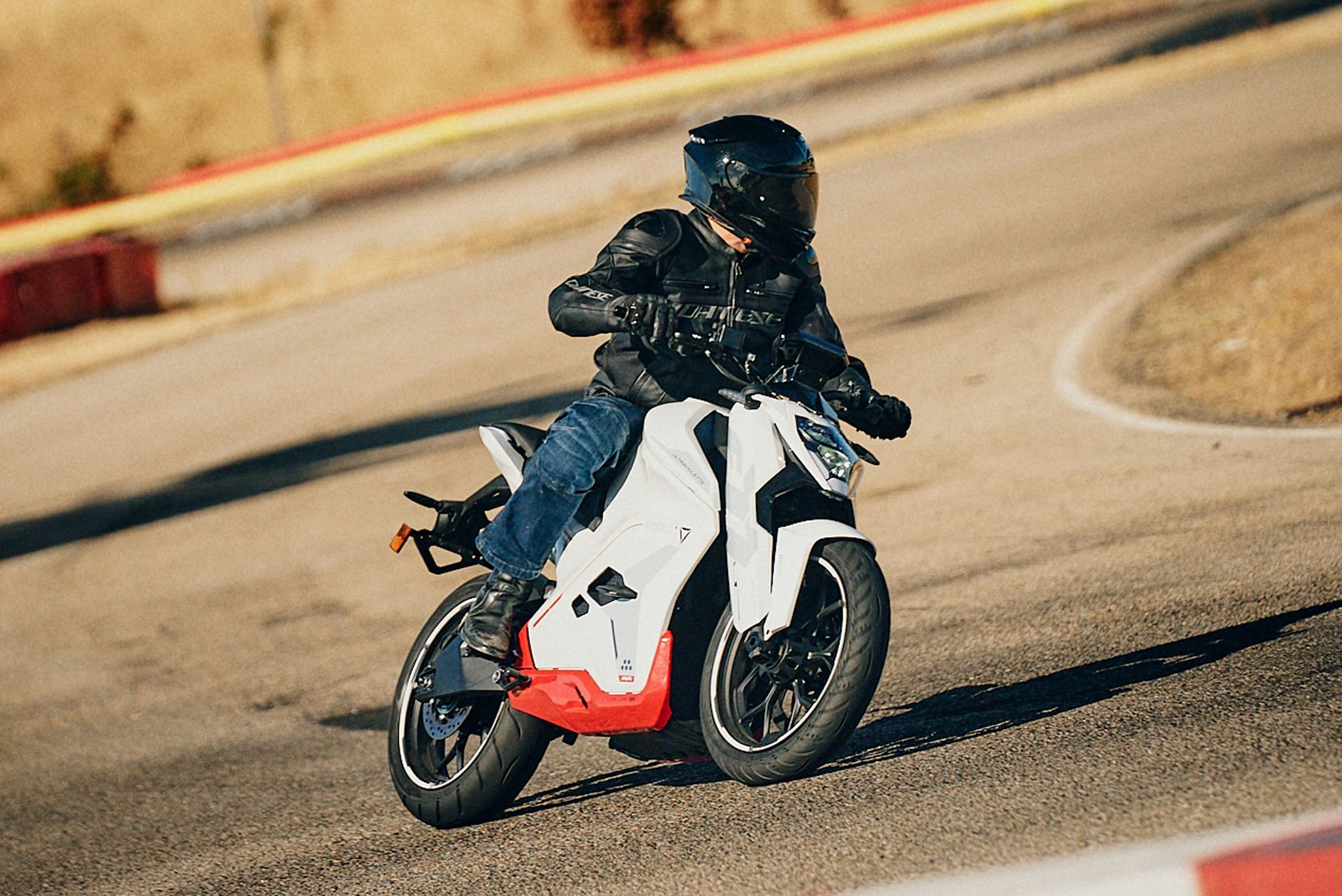 Ultraviolette F77 superstrret accion (19)