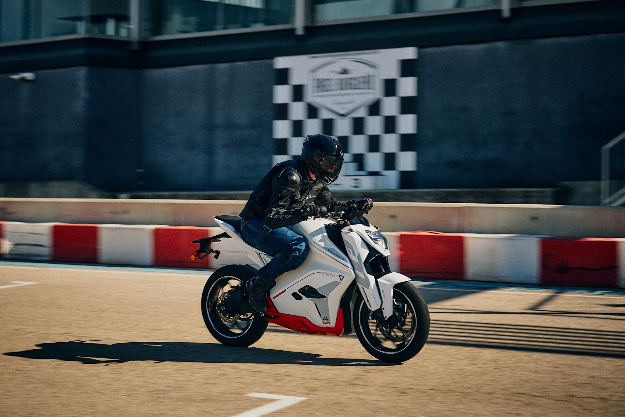 Ultraviolette F77 superstrret accion (20)