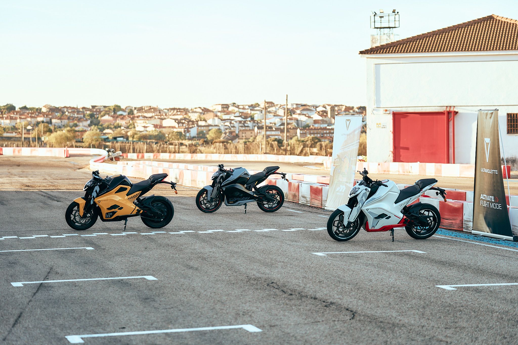 Ultraviolette F77 estatica (1)