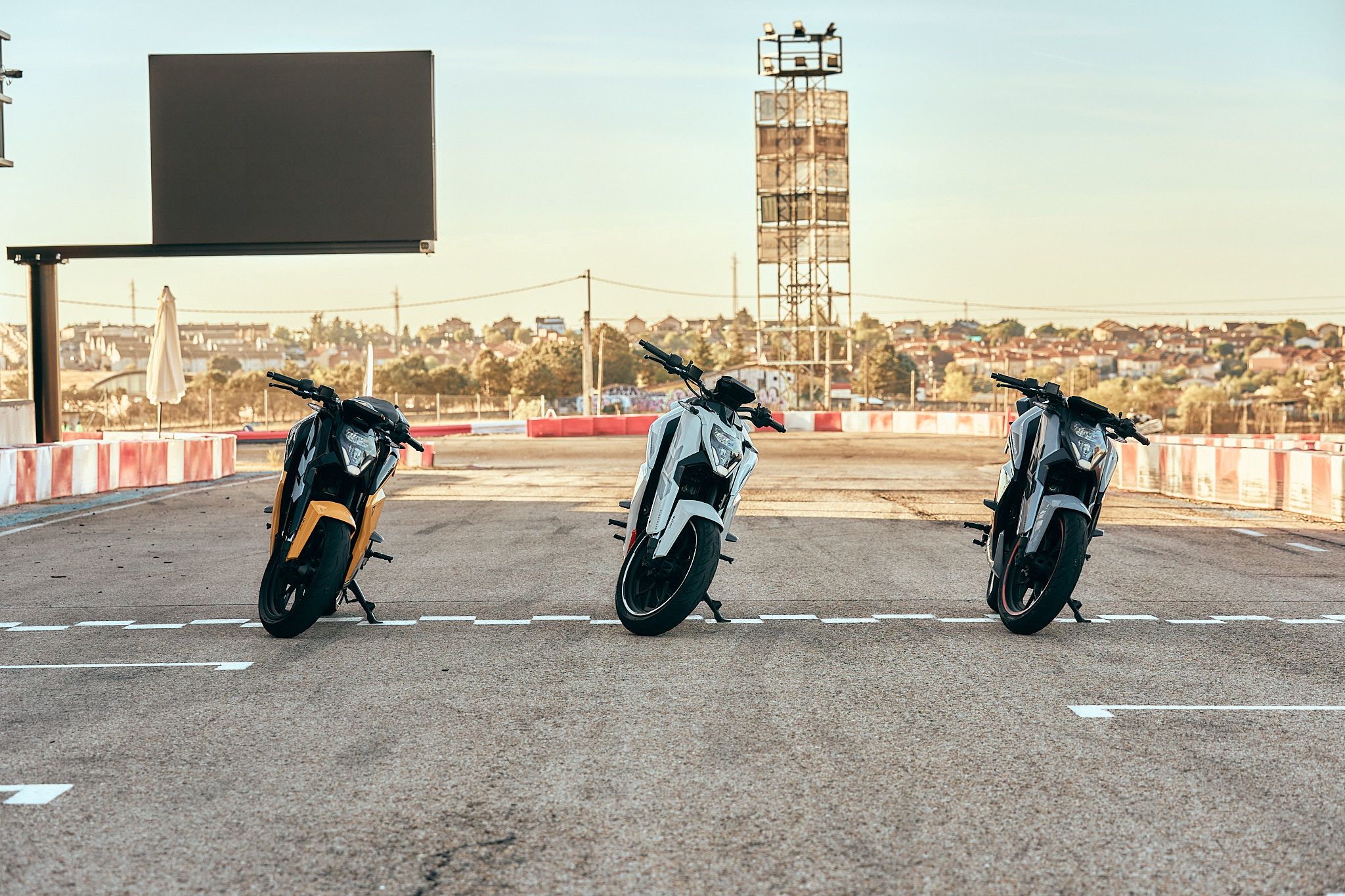 Ultraviolette F77 estatica (2)