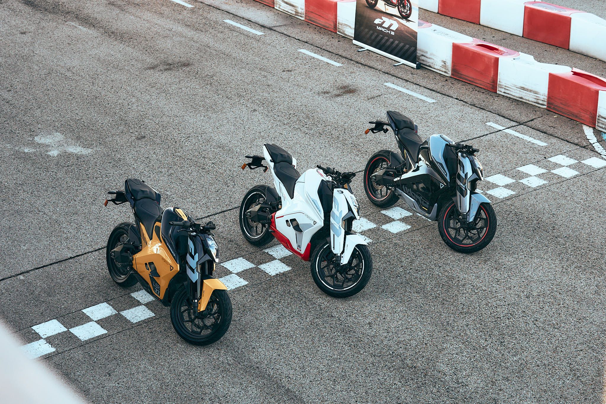 Ultraviolette F77 estatica (3)