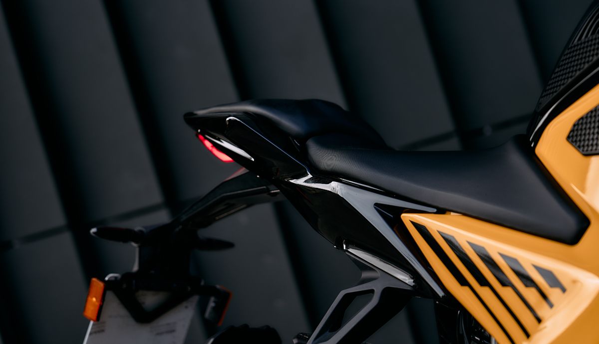 Ultraviolette F77 detalles (15)