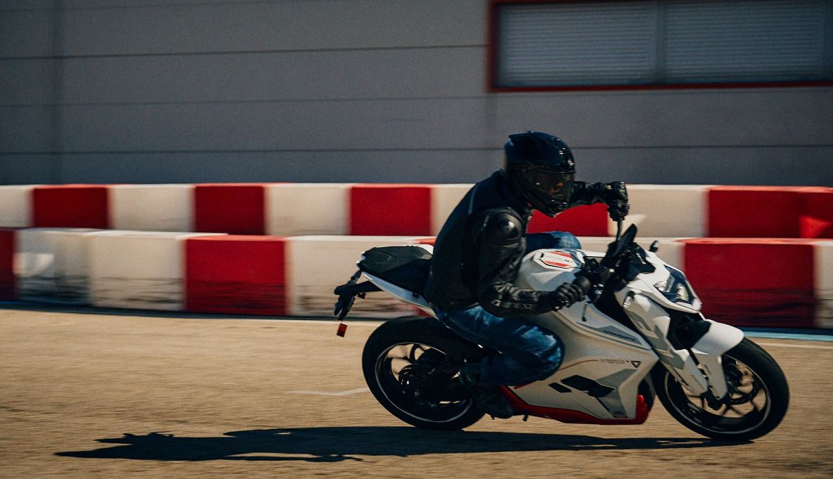 Ultraviolette F77 superstrret accion (18) Ultraviolette F77 superstrret accion (18)