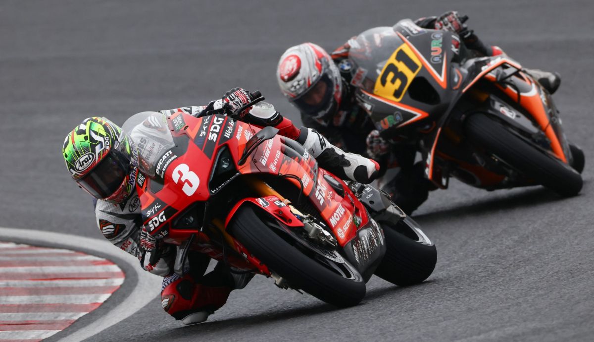 Ryo Mizuno lidera delante de Naomichi Uramoto Ryo Mizuno lidera delante de Naomichi Uramoto