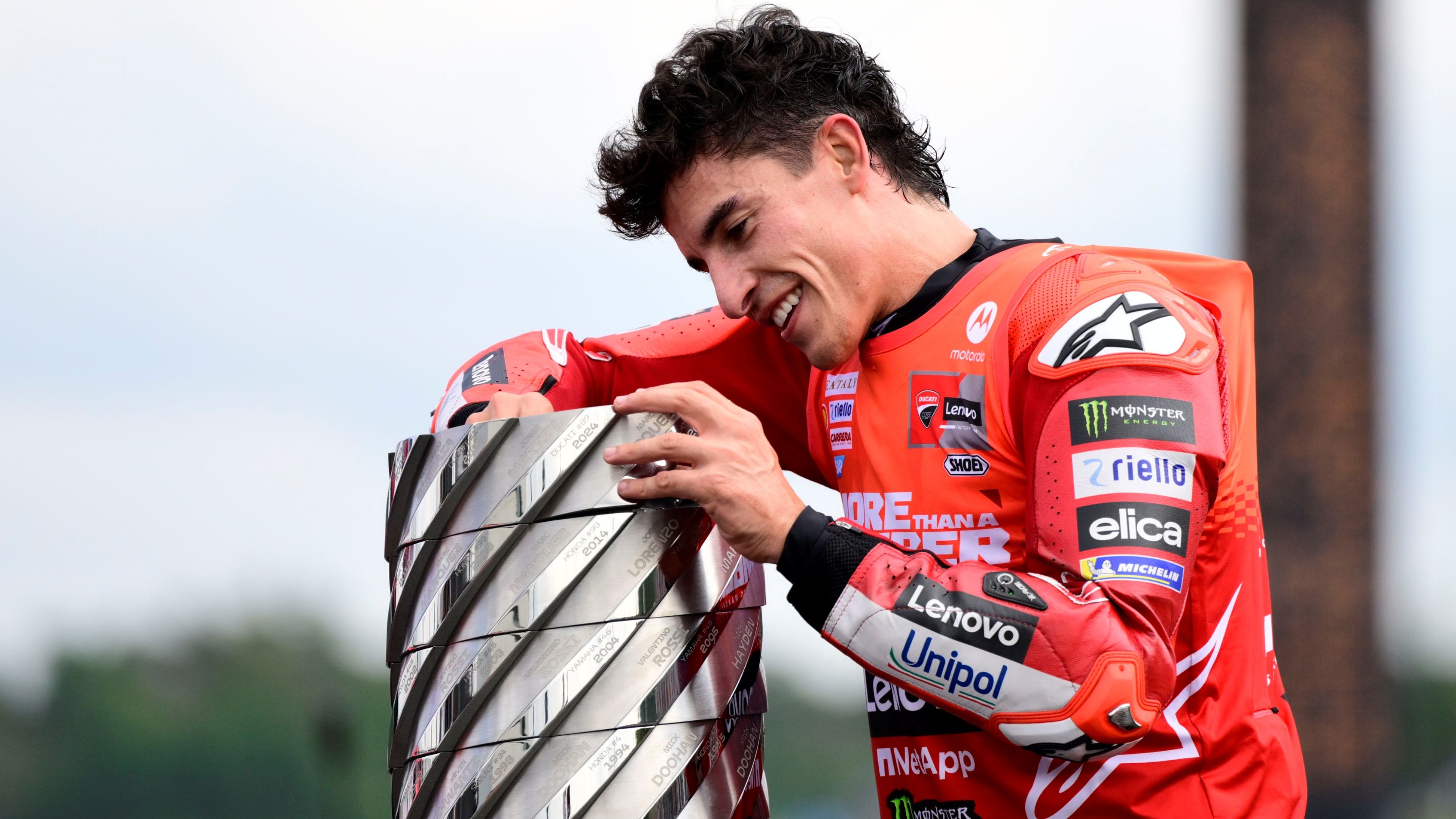 Marc Márquez pone la placa de 2025 en la torre de campeones de MotoGP