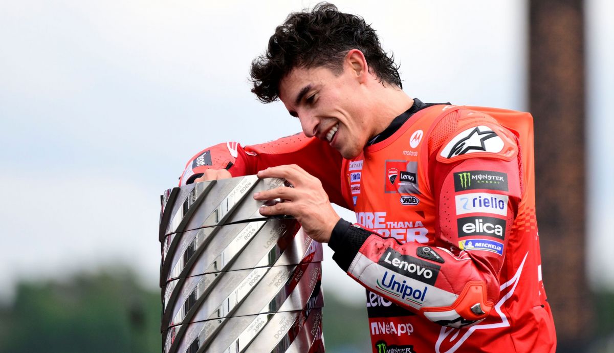 Marc Márquez pone la placa de 2025 en la torre de campeones de MotoGP