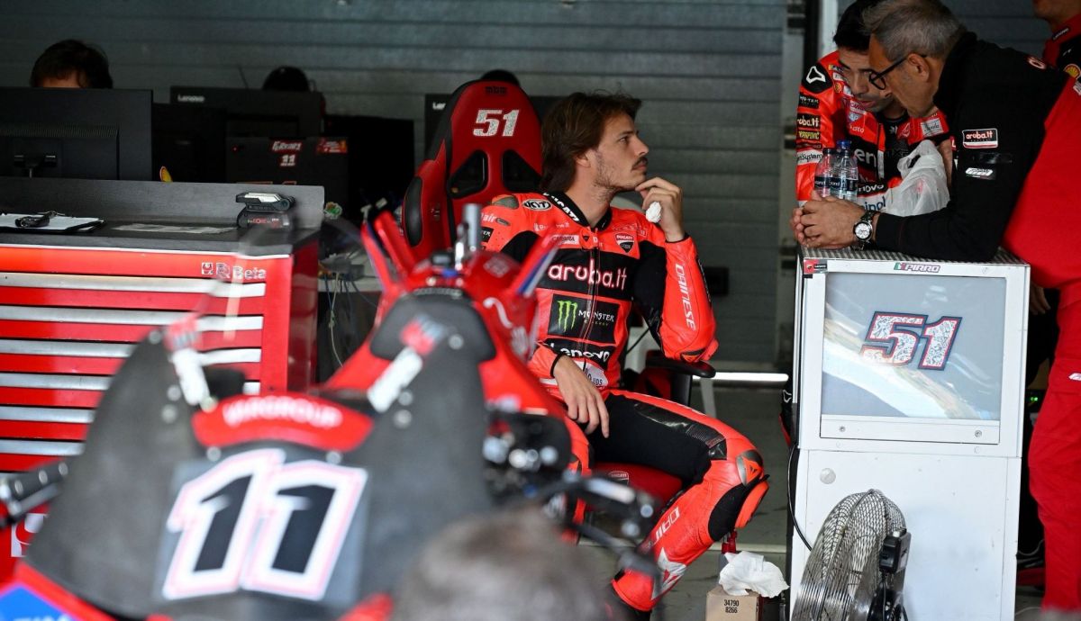 Nicolò Bulega escucha indicaciones sobre la Ducati Desmosedici