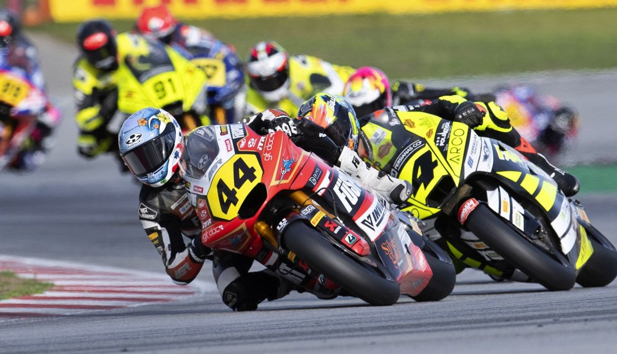 Milan Pawelec por delante de Eric Fernández