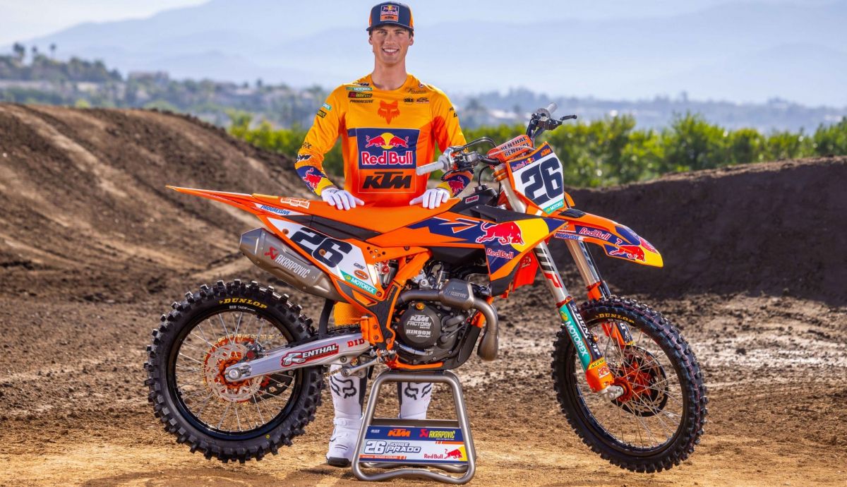 Jorge Prado posa con la KTM 450 SX F Factory Edition que llevará en 2026