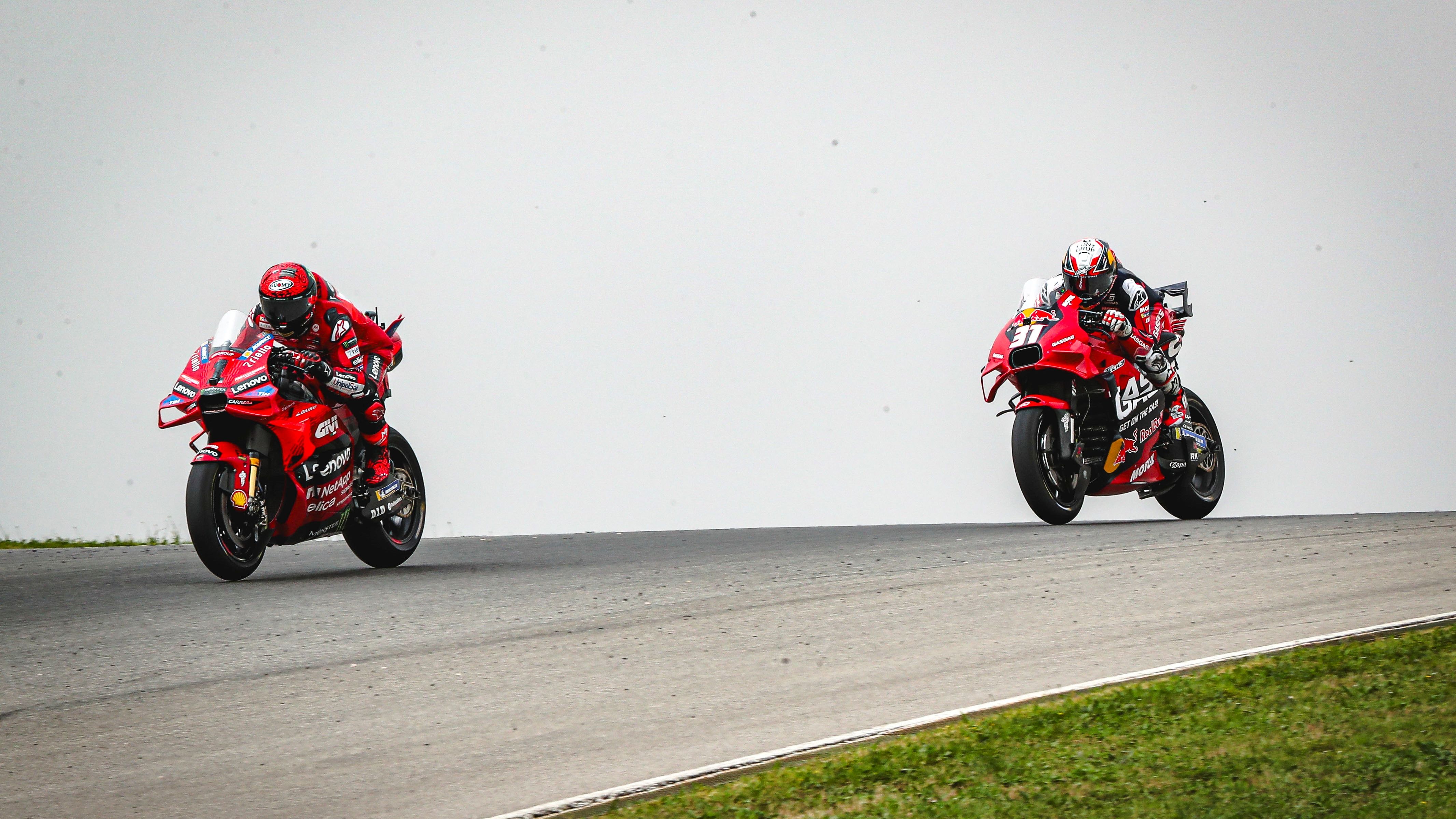 Pecco Bagnaia y Pedro Acosta en la última carrera de MotoGP en Portimao