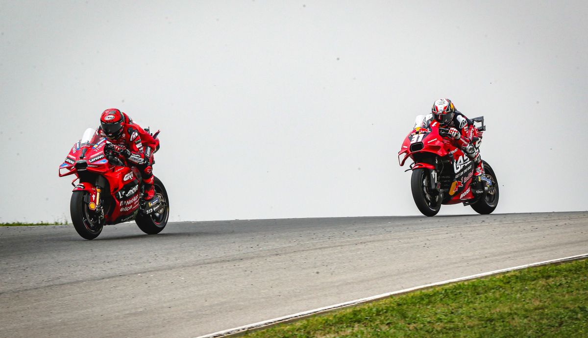 Pecco Bagnaia y Pedro Acosta en una carrera de MotoGP en Portimao