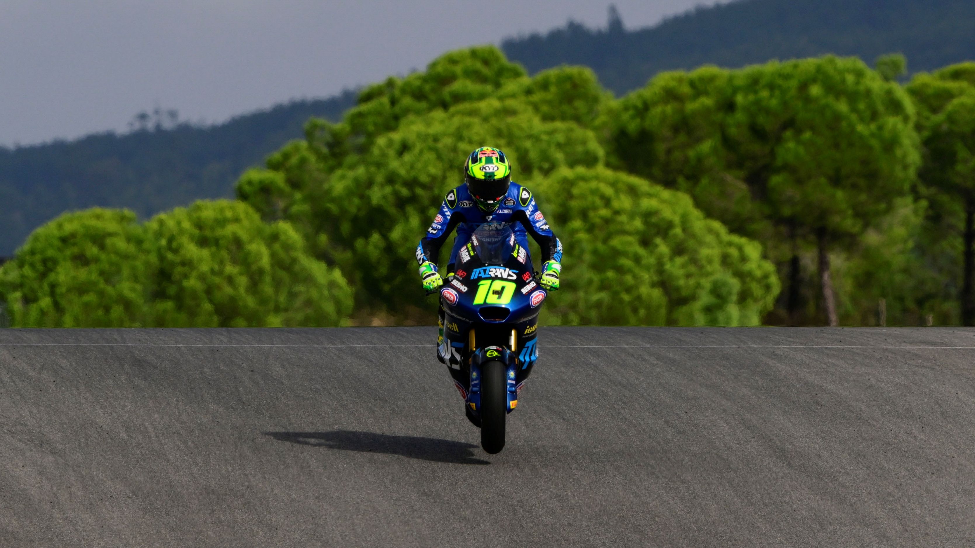 Diogo Moreira buscará el título de Moto2 desde la pole en Portimao