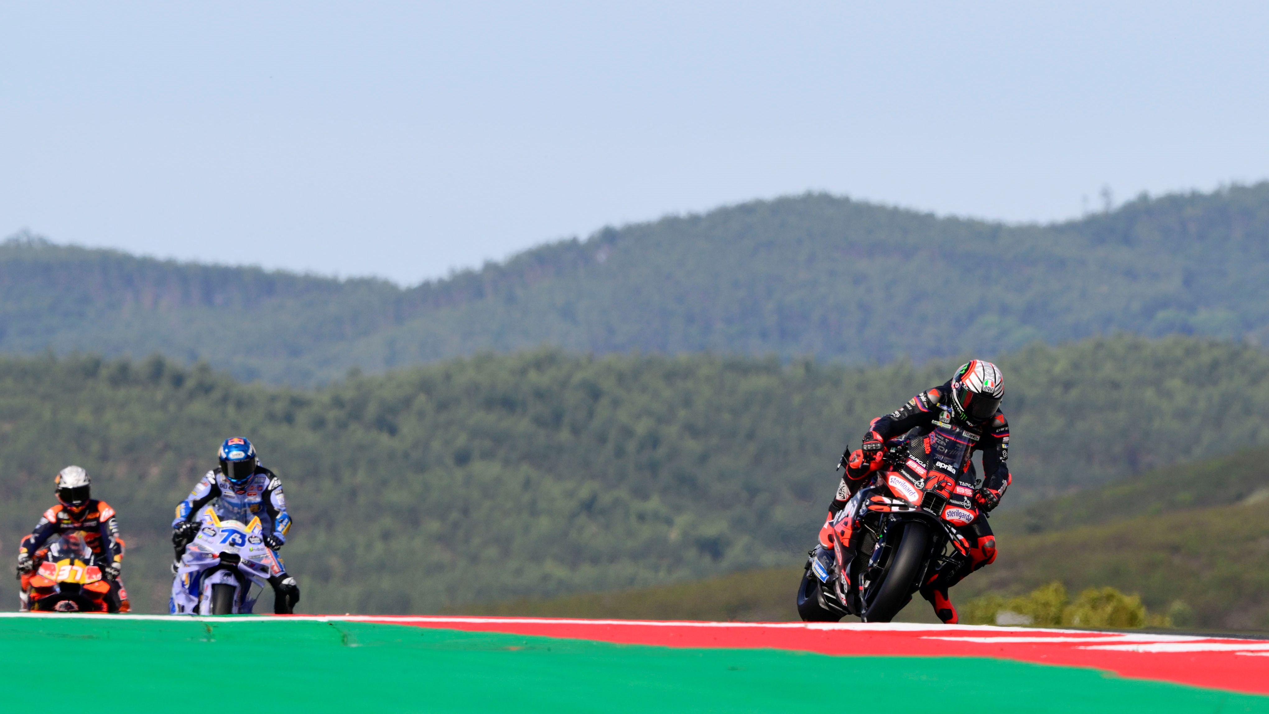 Marco Bezzecchi se escapa de Álex Márquez y Pedro Acosta rumbo al triunfo en Portimao