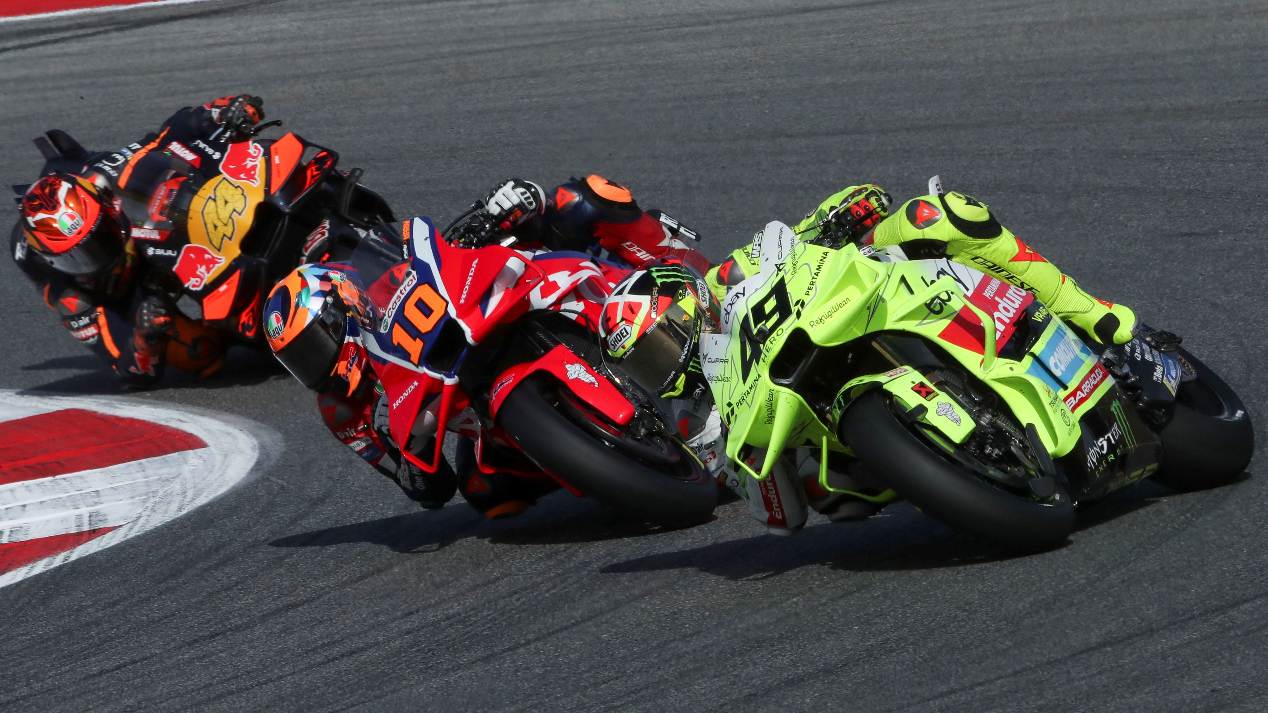 Luca Marini busca el interior de Fabio Di Giannantonio ante Pol Espargaró, MotoGP Portugal 2025